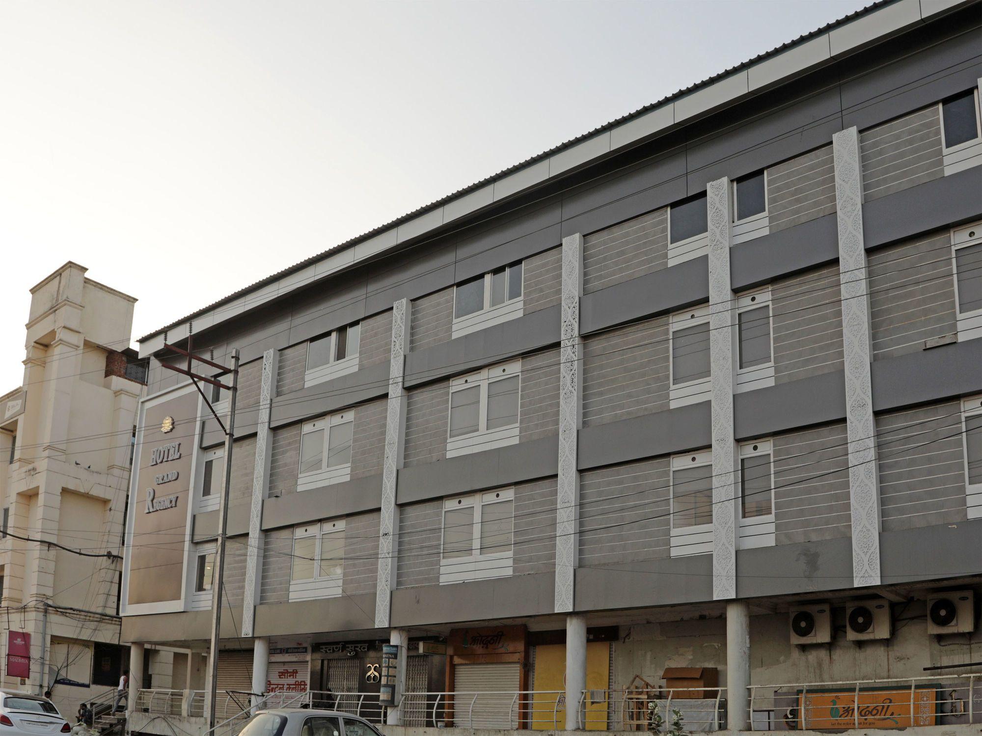 Vista Exterior OYO 13134 Grand Regency