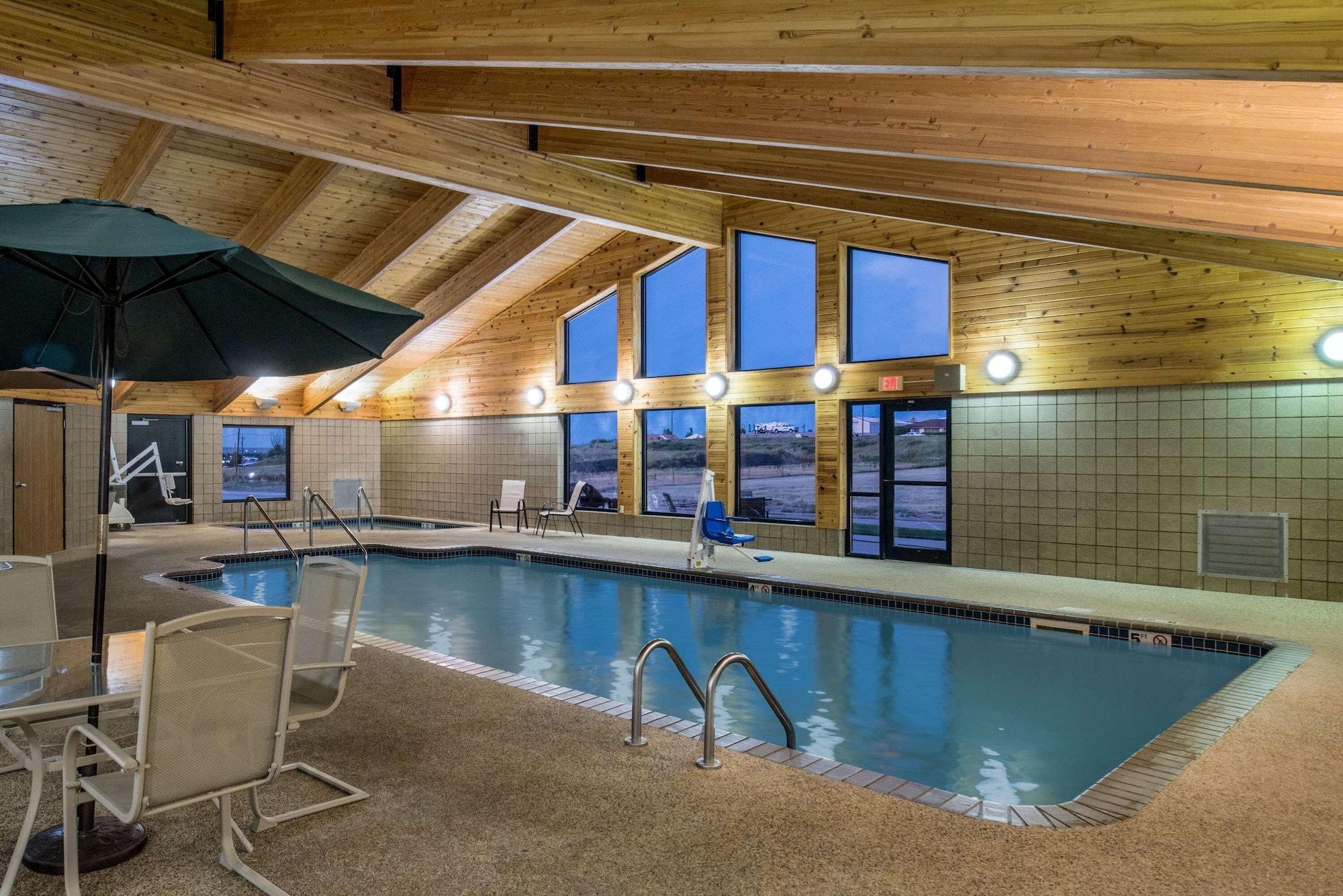 Vista Piscina AmericInn by Wyndham Belle Fourche
