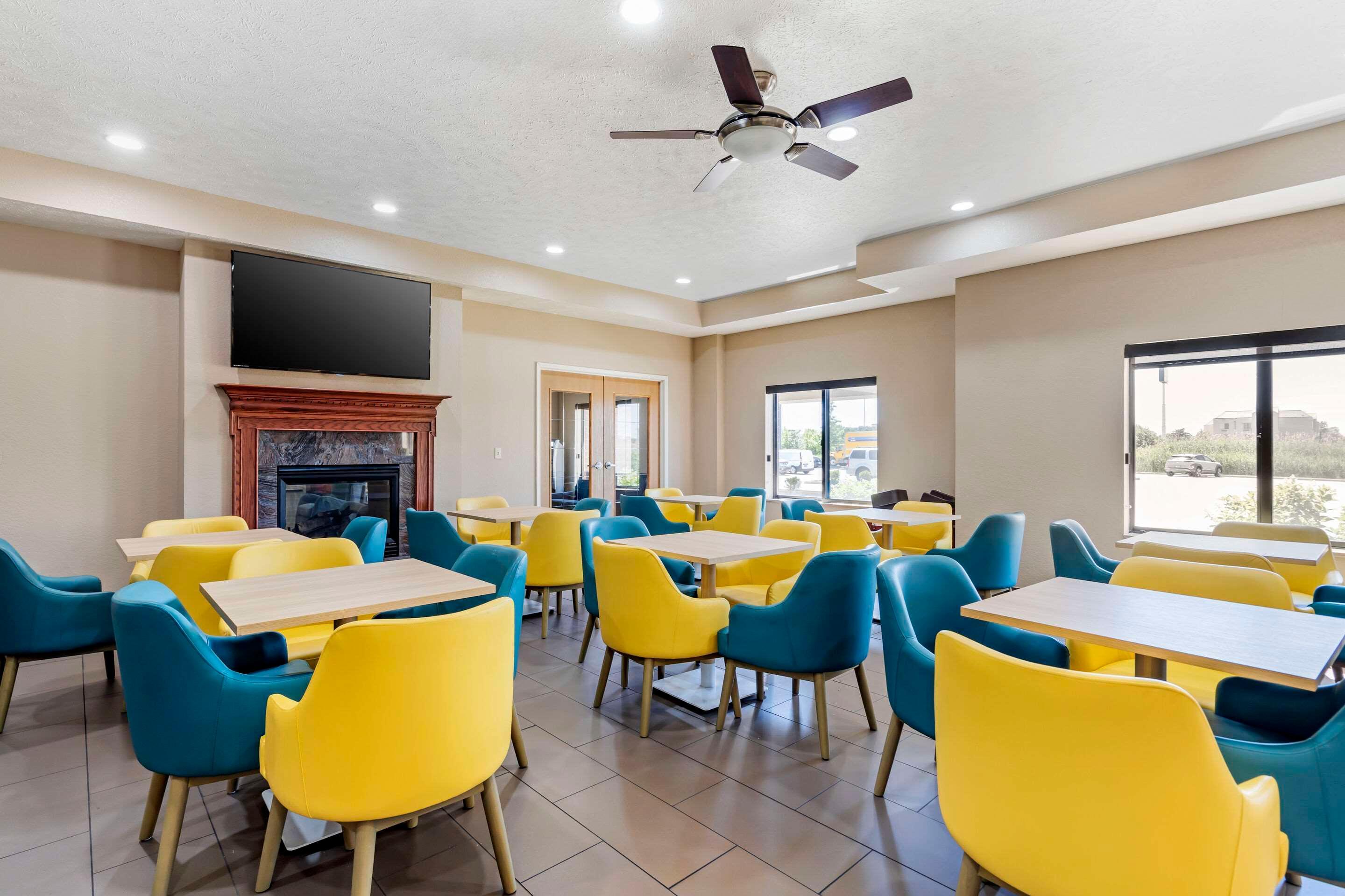 Restaurant Comfort Suites Merrillville Near Us 30