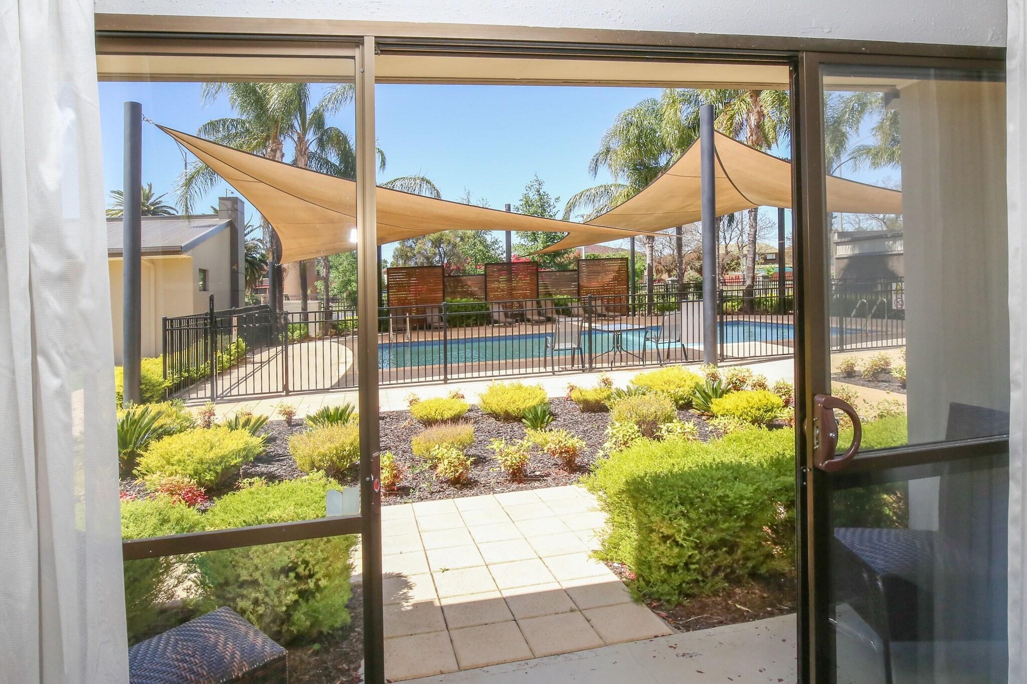 Vista Exterior Comfort Inn Deakin Palms