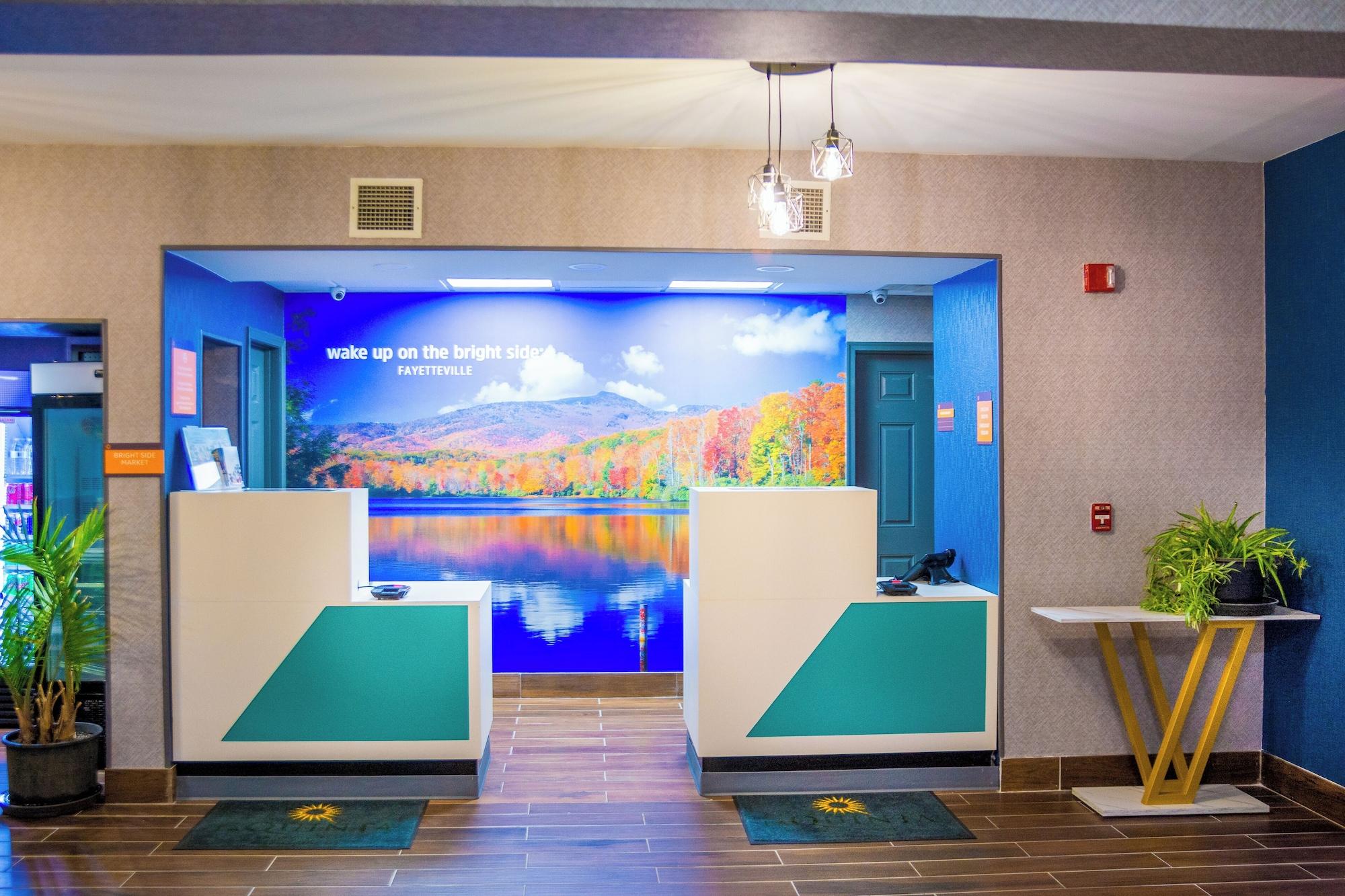 Vista Lobby La Quinta Inn & Suites by Wyndham Fayetteville I-95