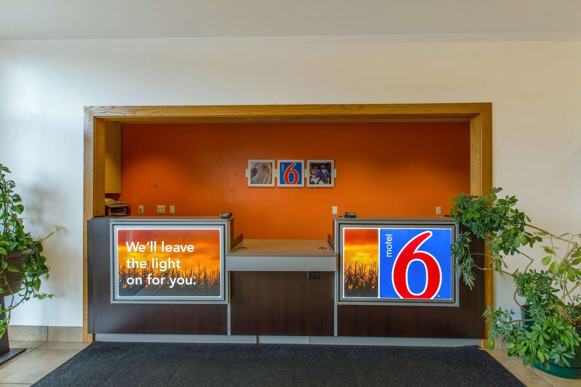 Vista Lobby Motel 6 Baraboo, WI - Lake Delton