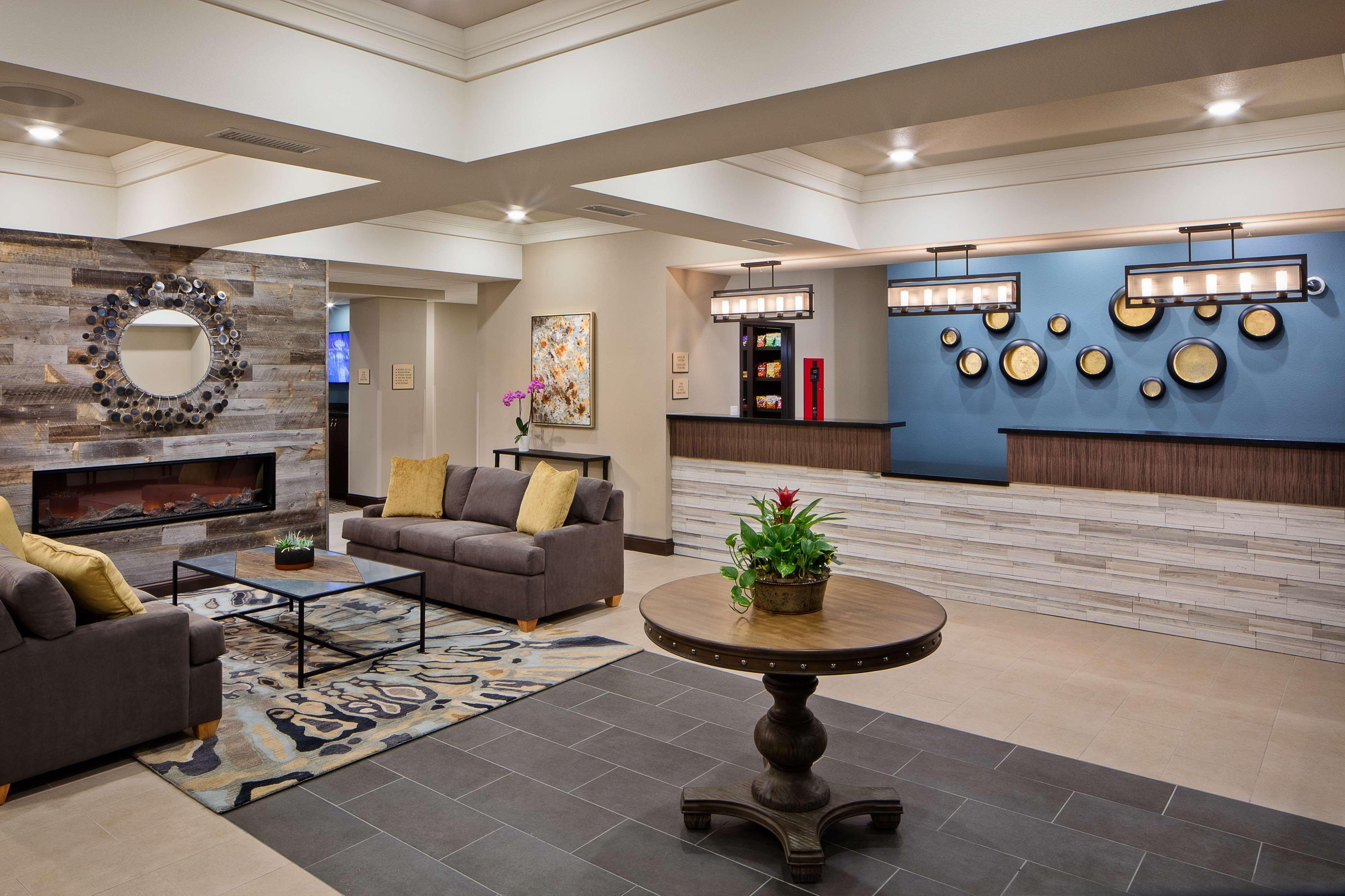 Vista Lobby Best Western Plus Overland Inn