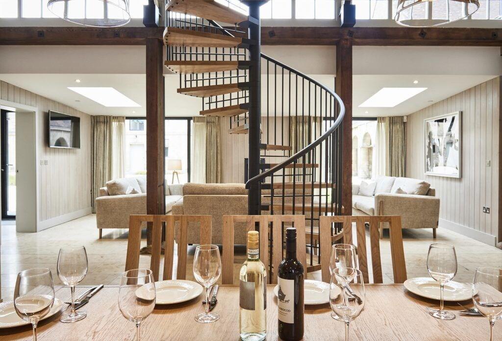 Varios Chesters Stables