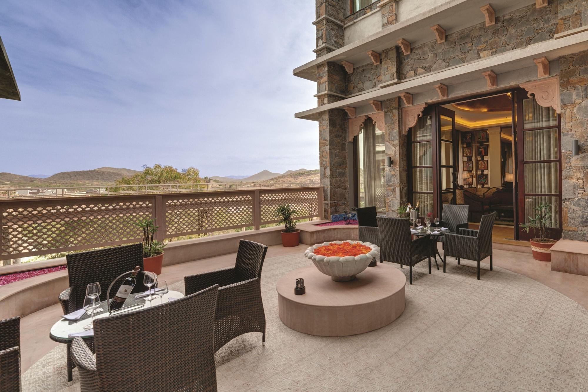 Restaurant Ramada by Wyndham Udaipur Resort and Spa