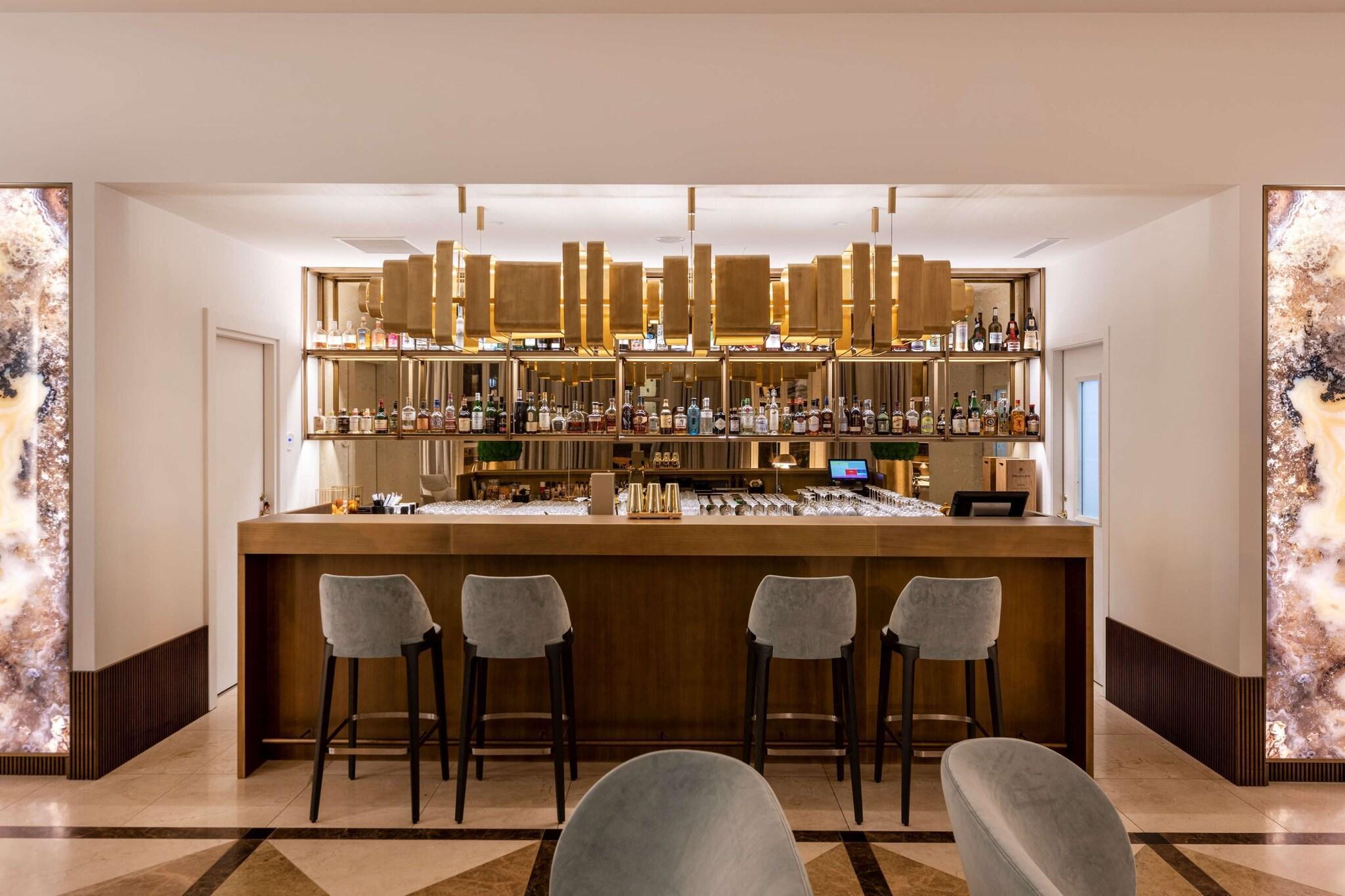 Bar/Salón Grand Hotel Vilnius, Curio Collection by Hilton