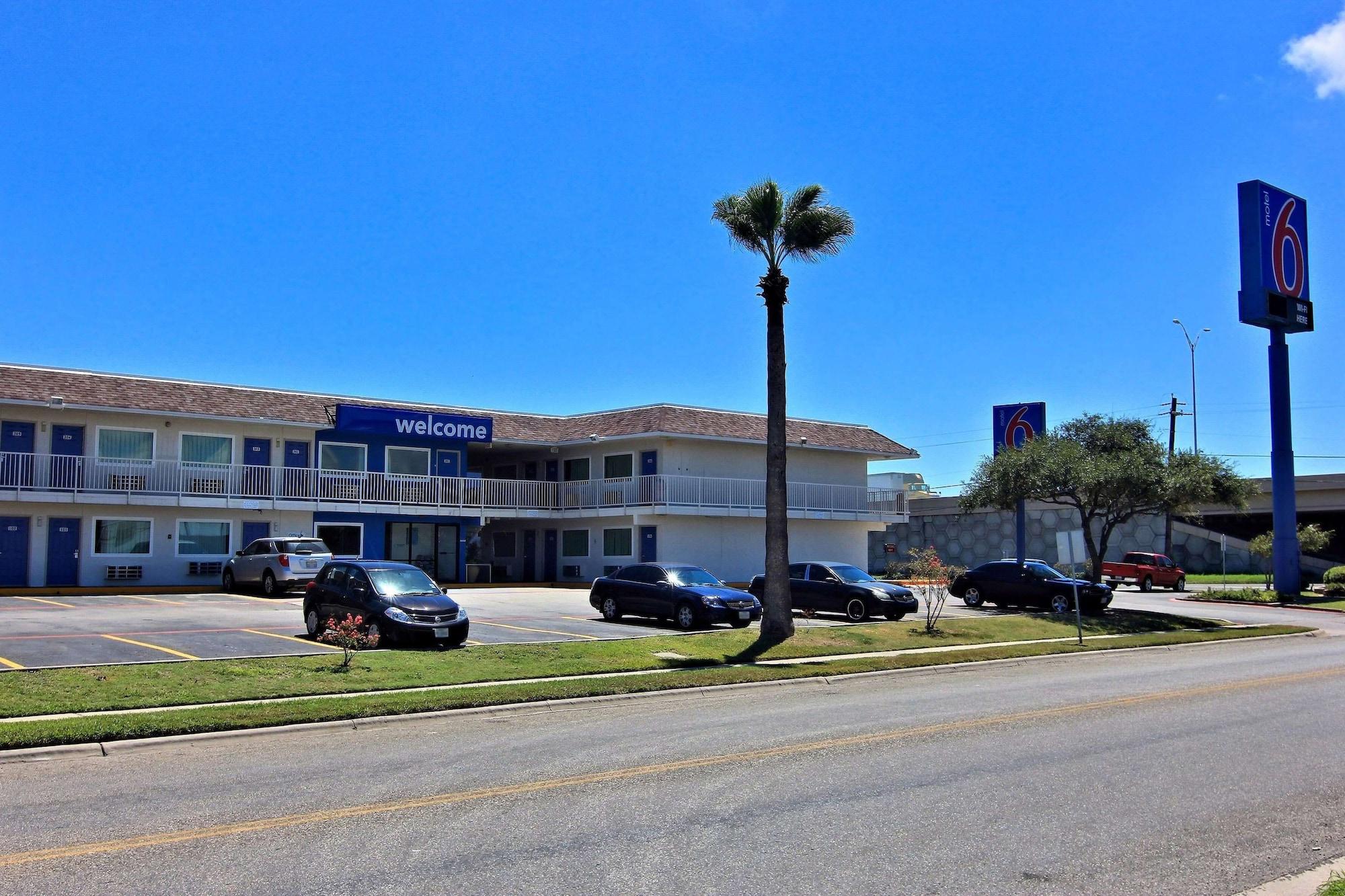 Vista Exterior Motel 6 Corpus Christi, TX - East - North Padre Island