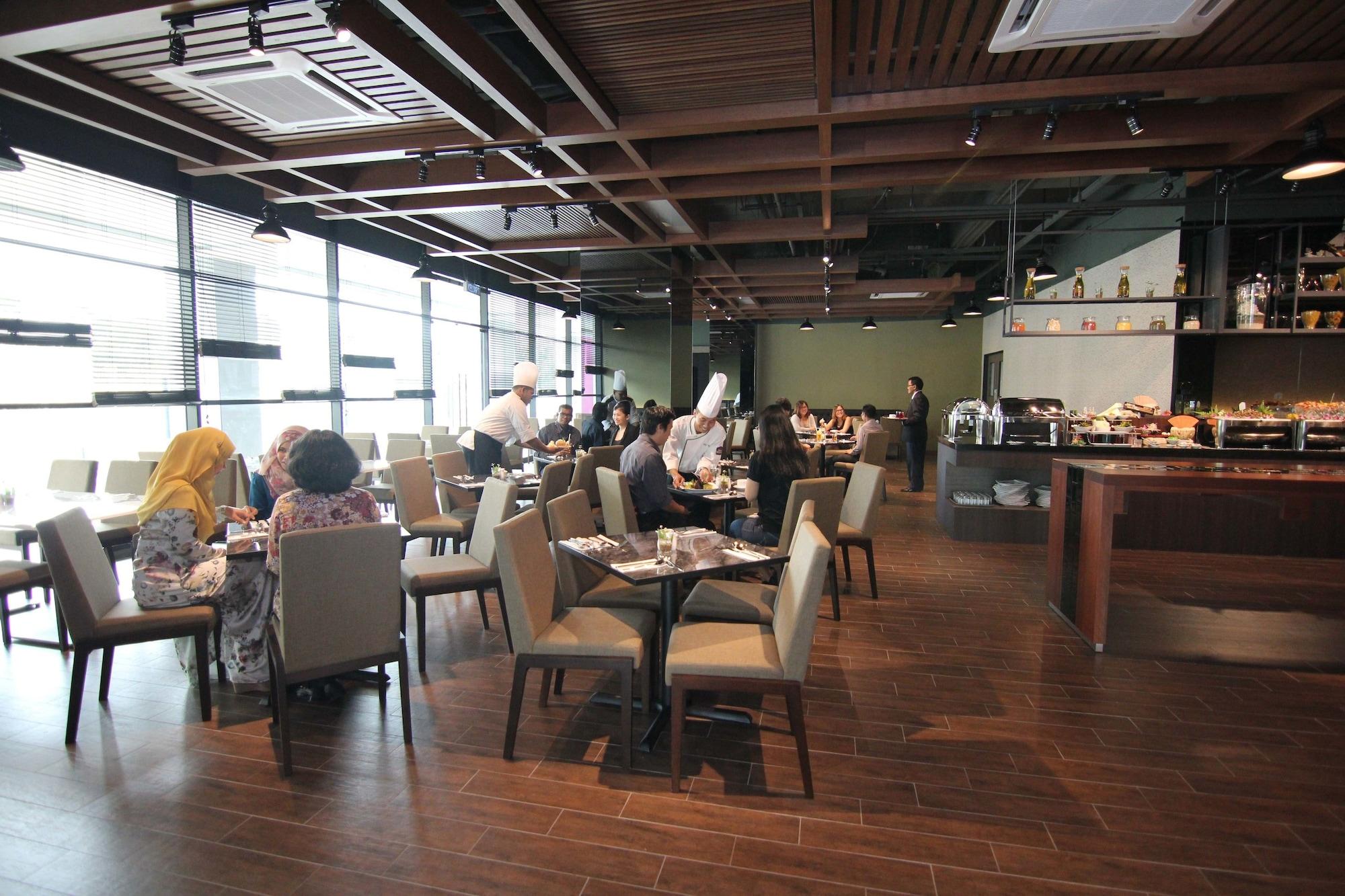 Restaurant Nexus Regency Suites & Hotel