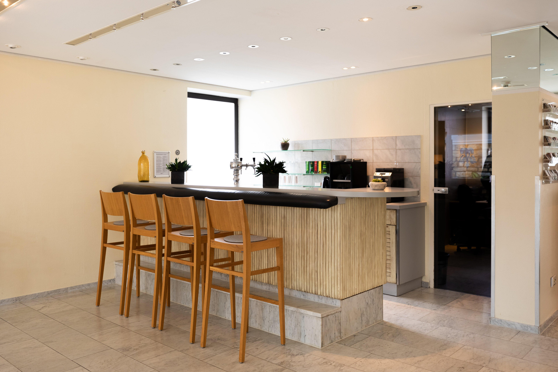 Bar/Salón Garner Hotel Cologne East by IHG