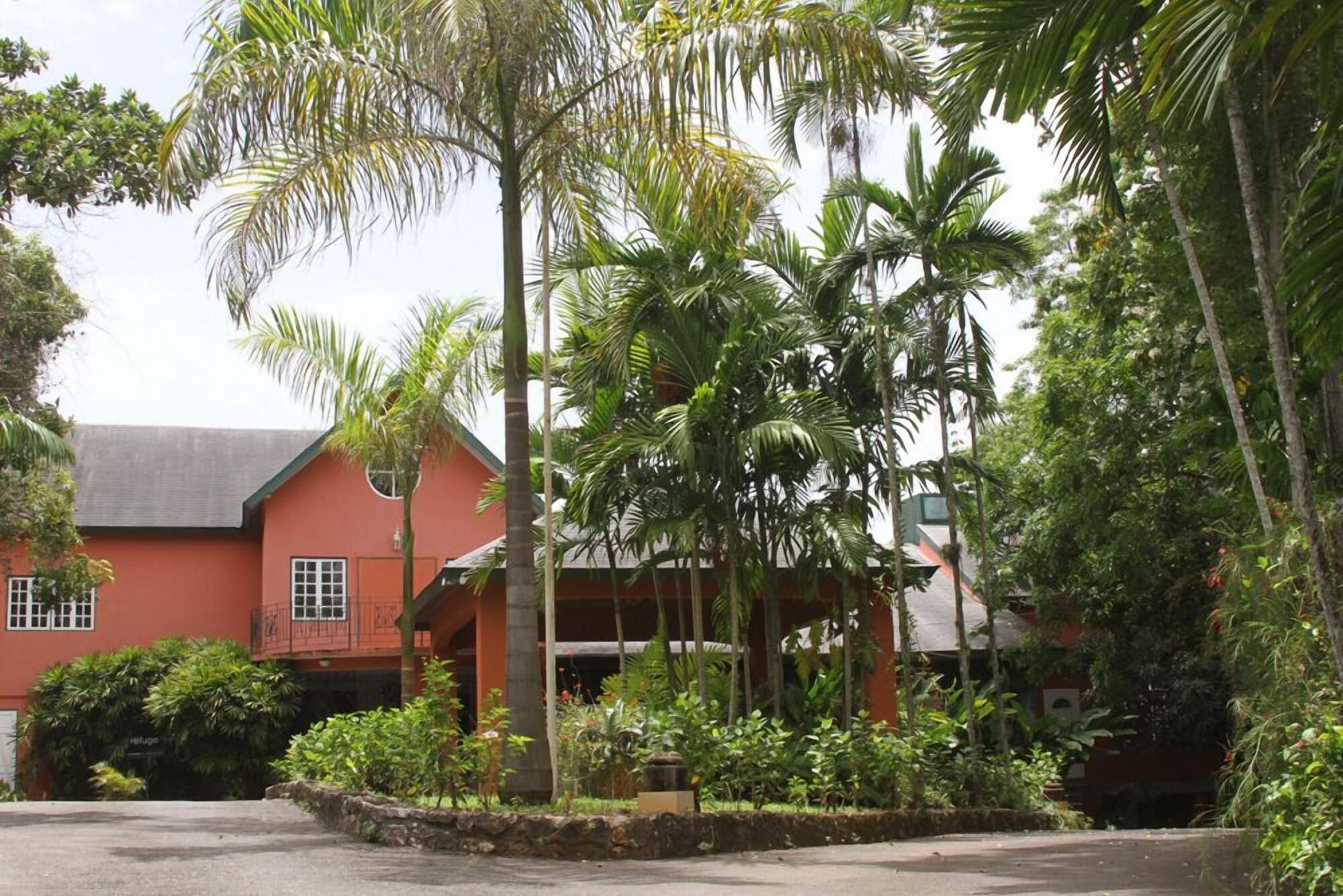 Vista Exterior Pulse Suites at Villa Ronai