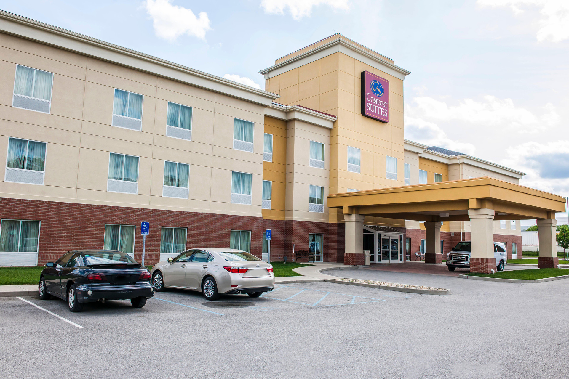 Vista Exterior Comfort Suites near Indianapolis Airport