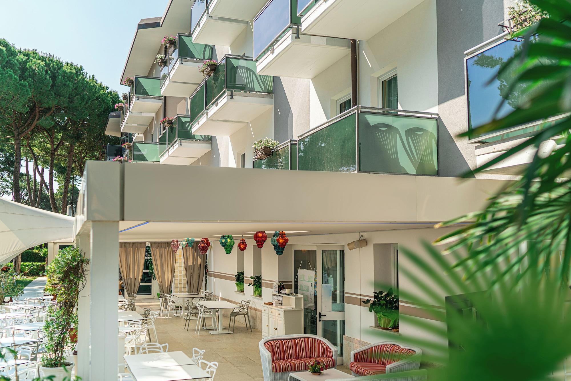 Vista Exterior Hotel Mediterraneo