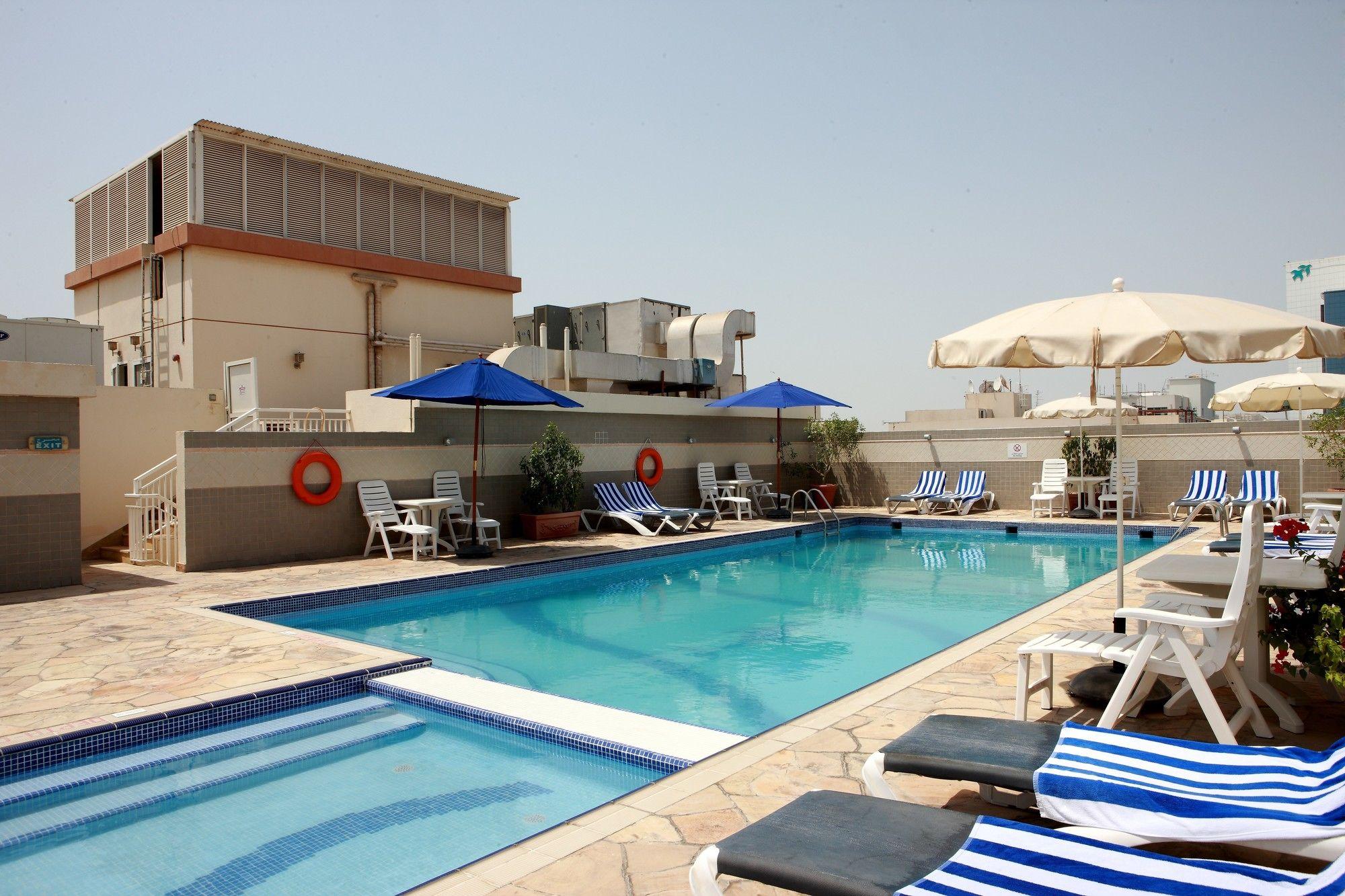 Vista da piscina Rose Garden Hotel Apartments - Bur Dubai