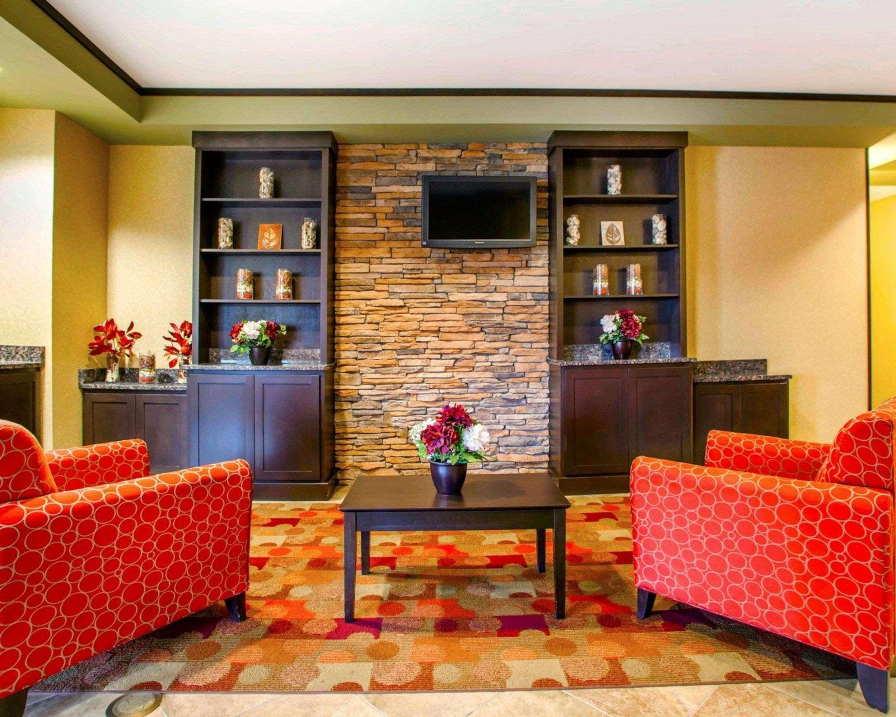 Vista Lobby Suburban Studios Cedar Falls
