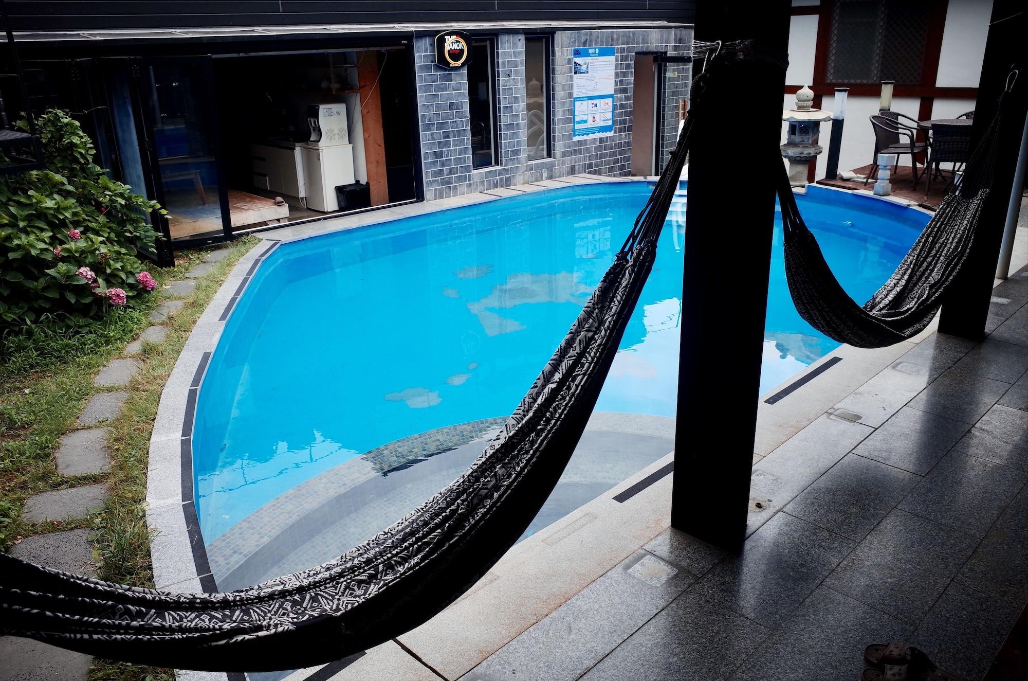 Vista Piscina The Hanok & Spa