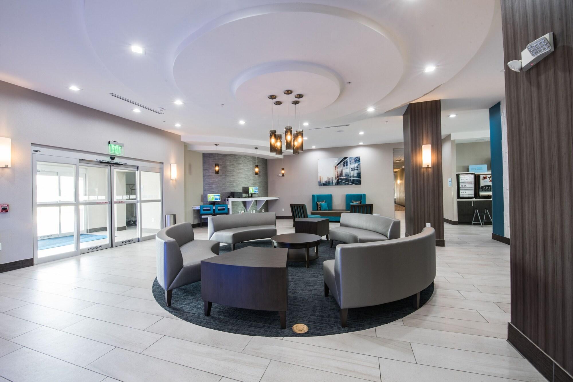 Vista Lobby Holiday Inn Express & Suites Houston - Hobby Airport Area by IHG