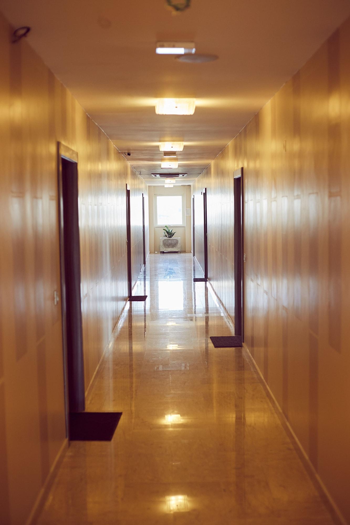 Varios Axis Suites Hotel