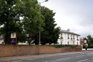 Alojamiento - Premier Inn Epsom Central