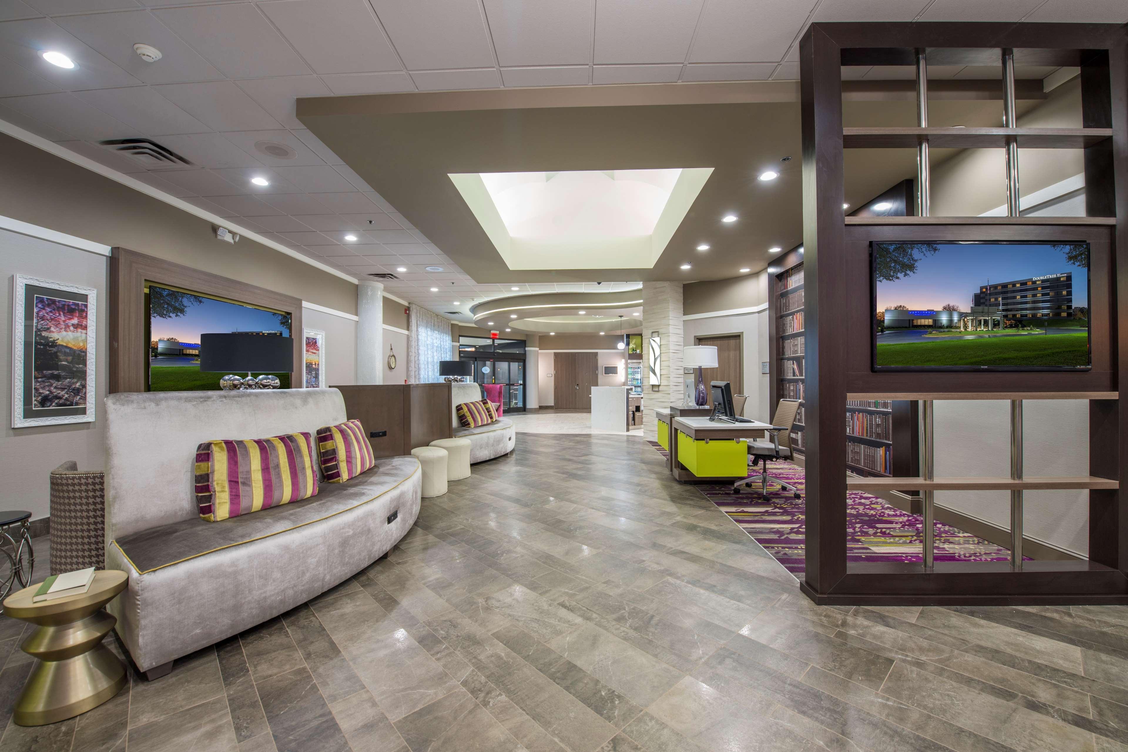 Vista Lobby DoubleTree by Hilton Winston Salem - University