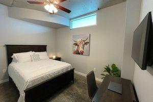 Alquiler Vacacional - Downtown Condo w/Treetop Views & Free EV Charging