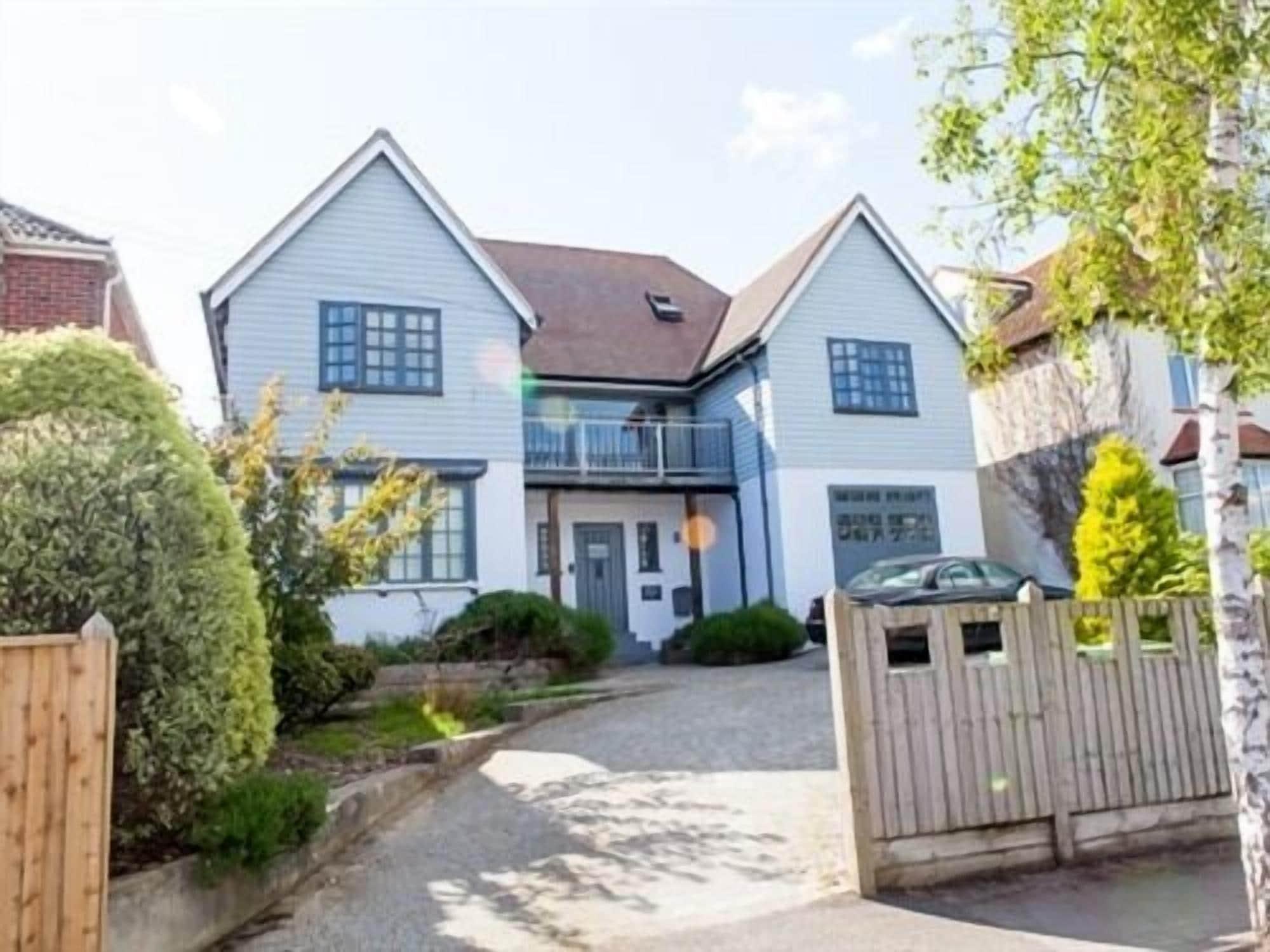 Varios Birch House B&B