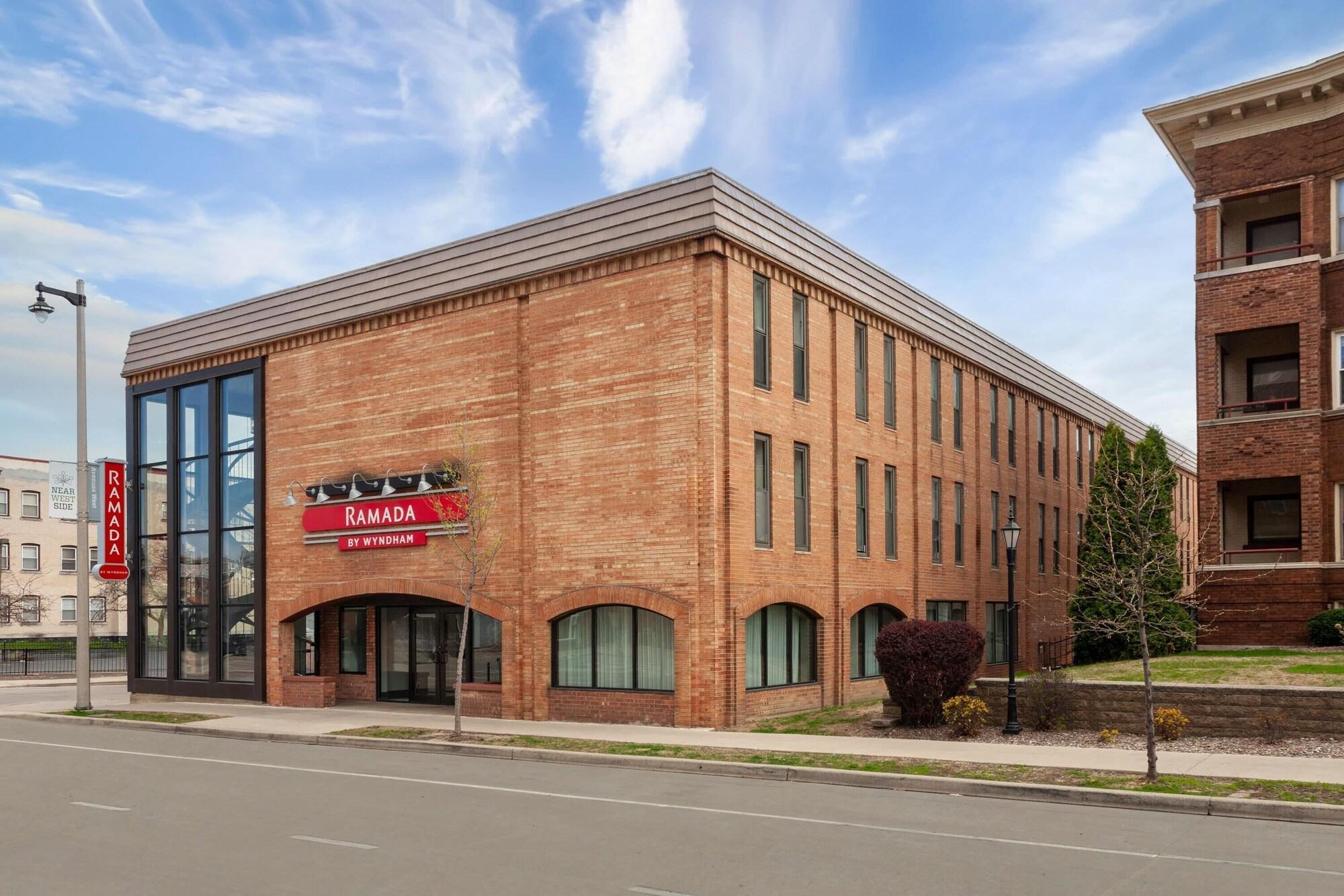 Vista Exterior Ramada by Wyndham Milwaukee