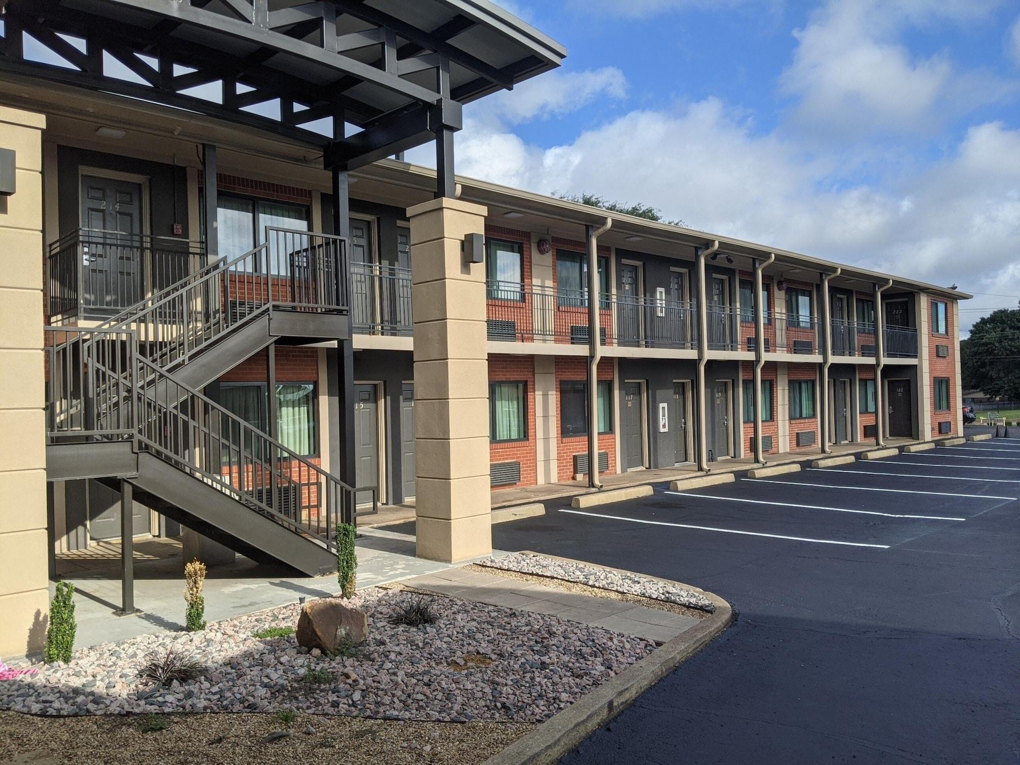 Vista Exterior 12 Oaks Hotel