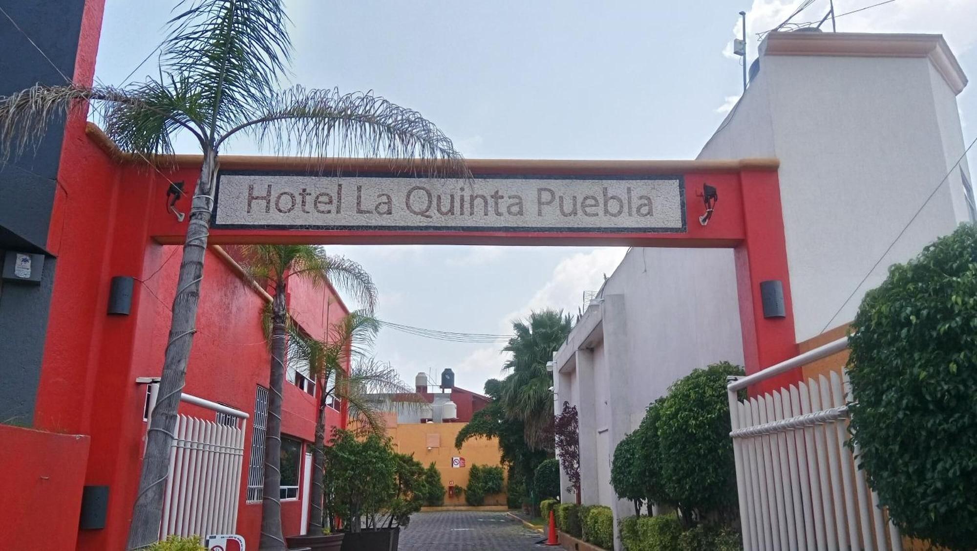Vista Exterior La Quinta Puebla