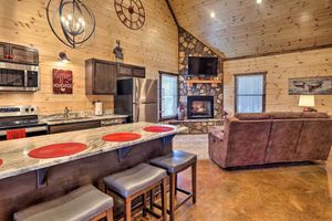 Alquiler Vacacional - 'the Breeze' - Broken Bow Cabin w/ Hot Tub & Deck!