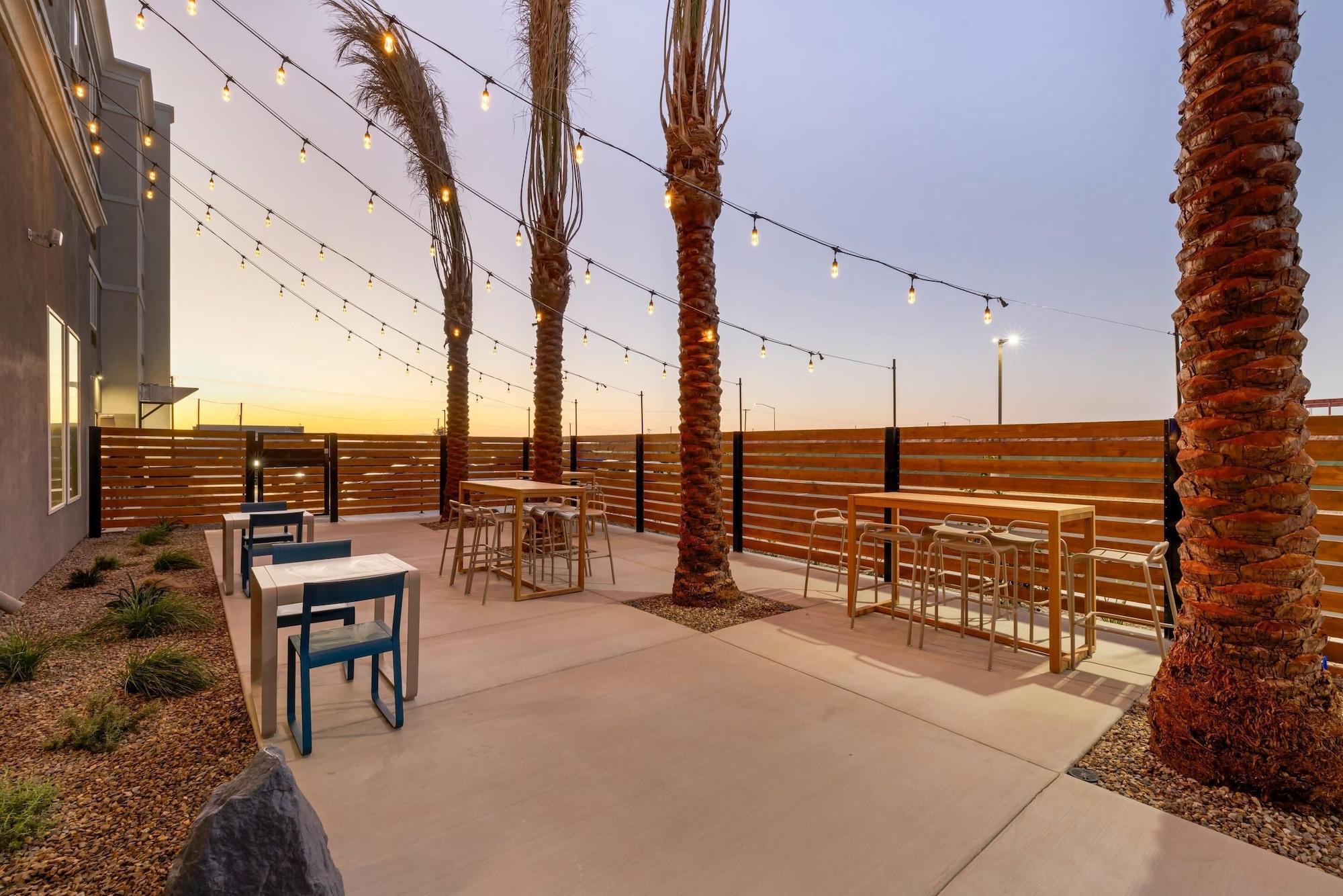 Vista Exterior Cambria Hotel El Centro - Imperial