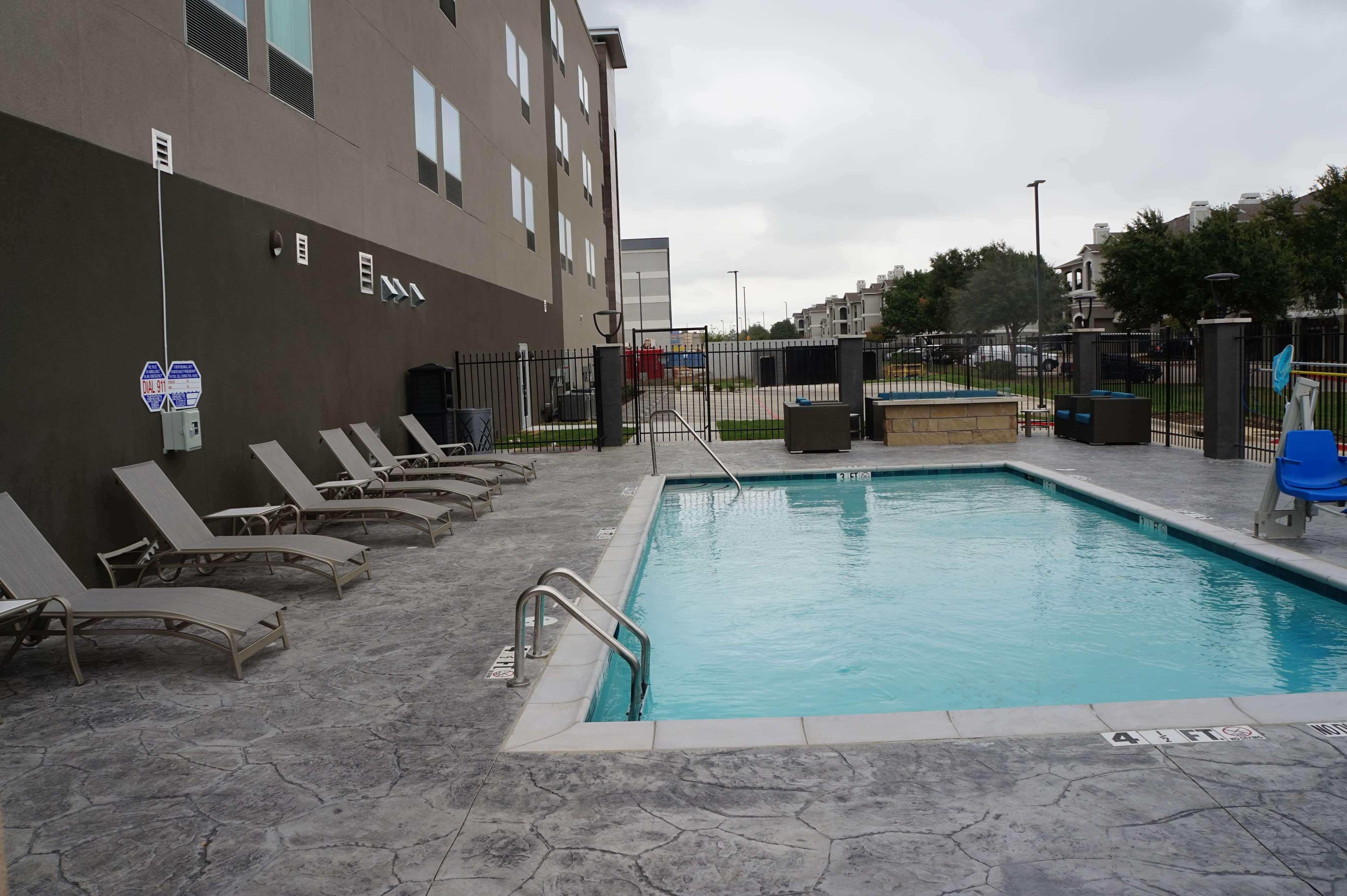 Vista Piscina La Quinta Inn & Suites by Wyndham DFW West-Glade Parks