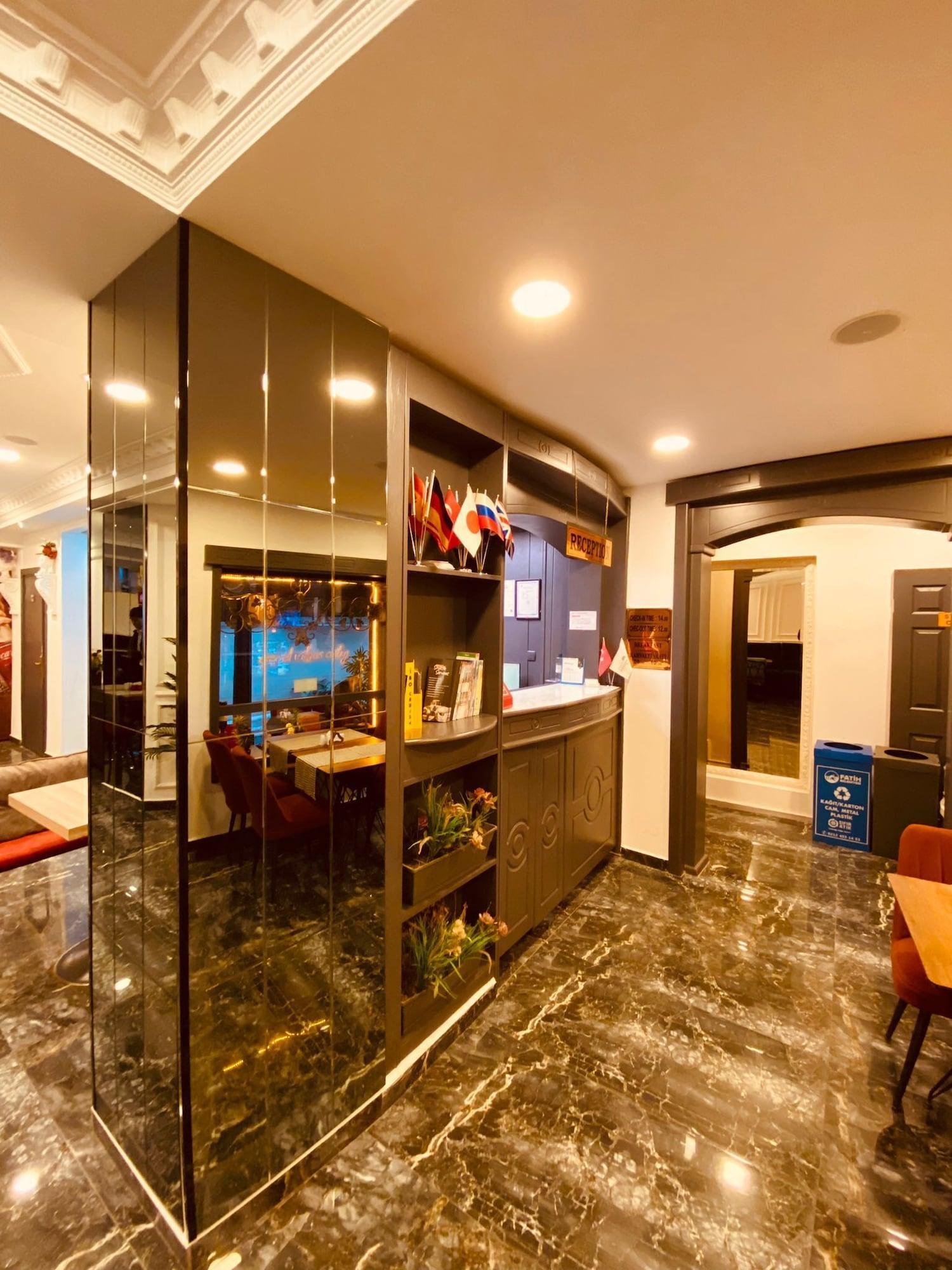 Vista Lobby Adora Hotel