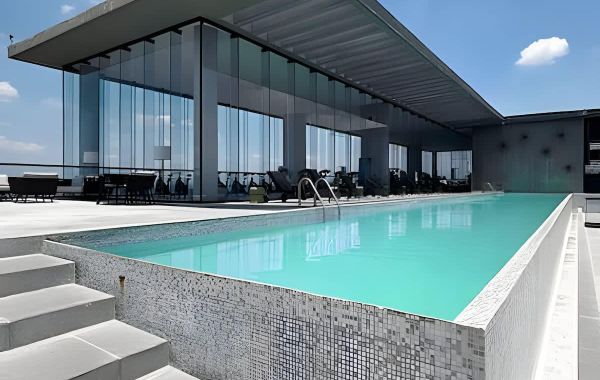 Skyline views & pool near Chapultepec - Hoteles cerca de La Minerva en Guadalajara