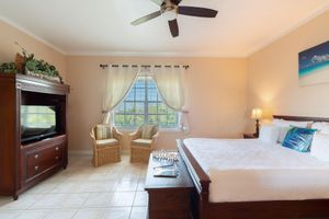 Paquete - Oceanview-1Bedroom-1 Bathroom-1300 sqft condo. Short walk to Grace Bay Beach.