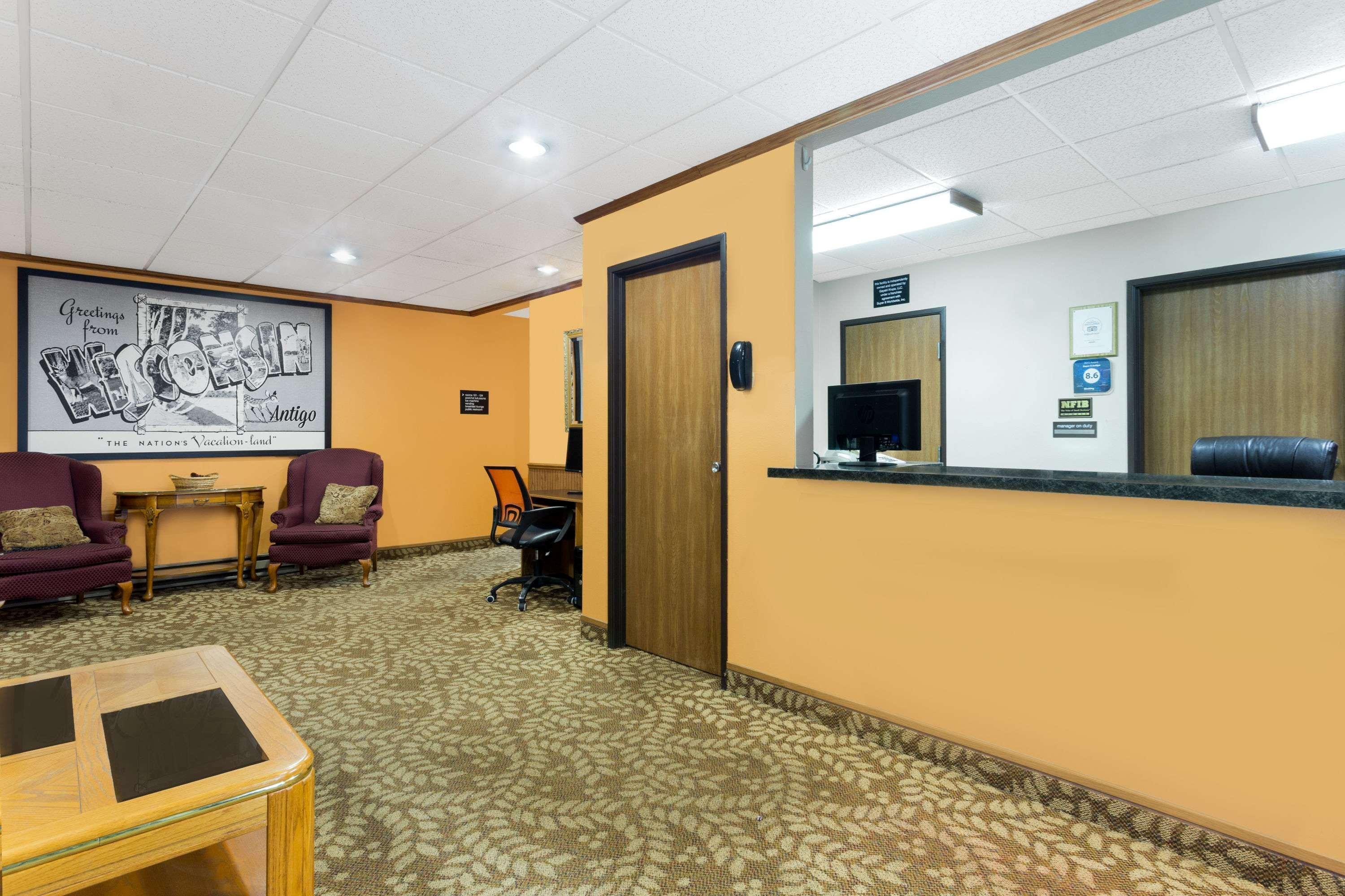 Vista Lobby Super 8 by Wyndham Antigo