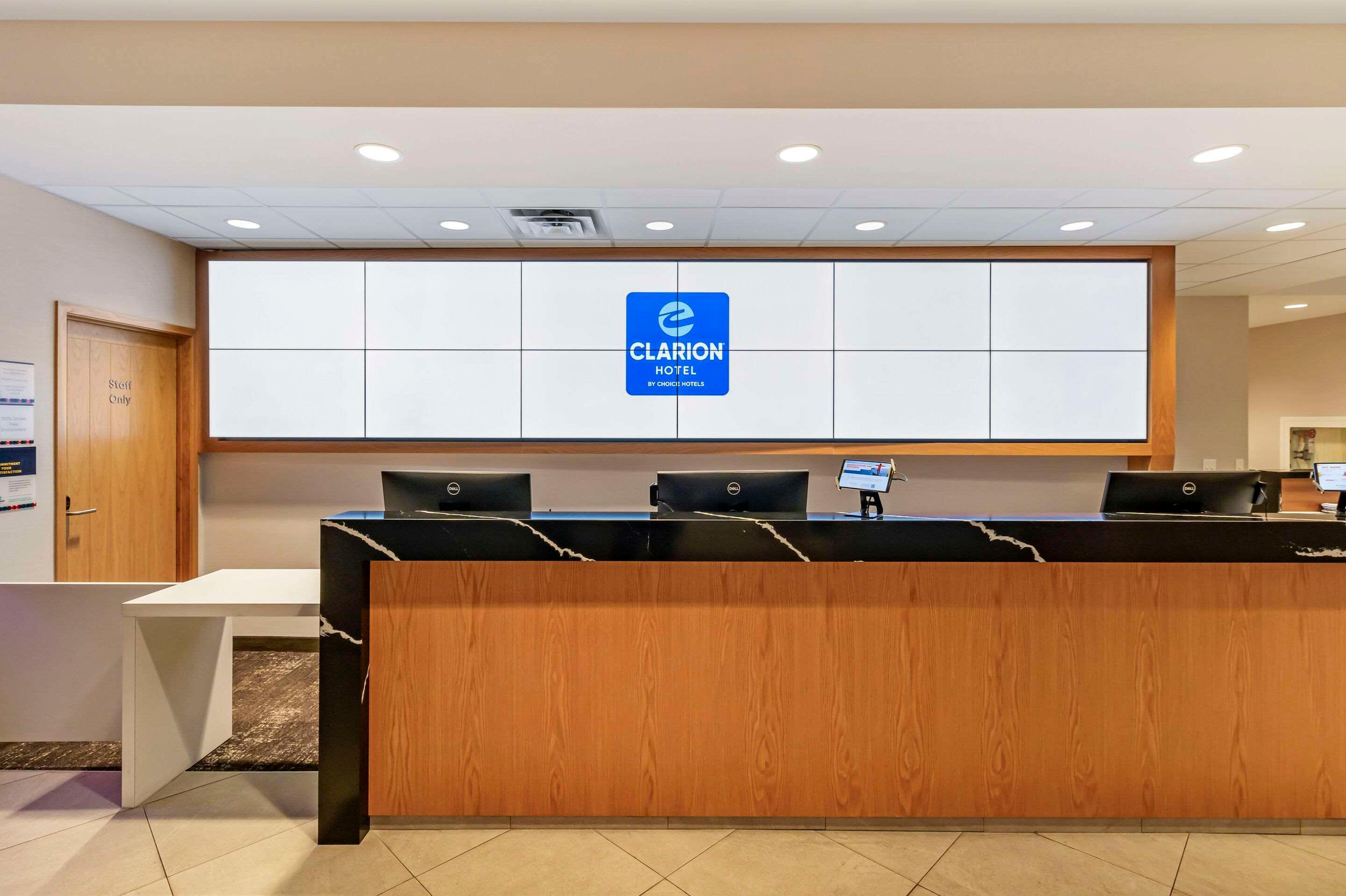 Vista Lobby Clarion Lakeside Inn & Conference Centre