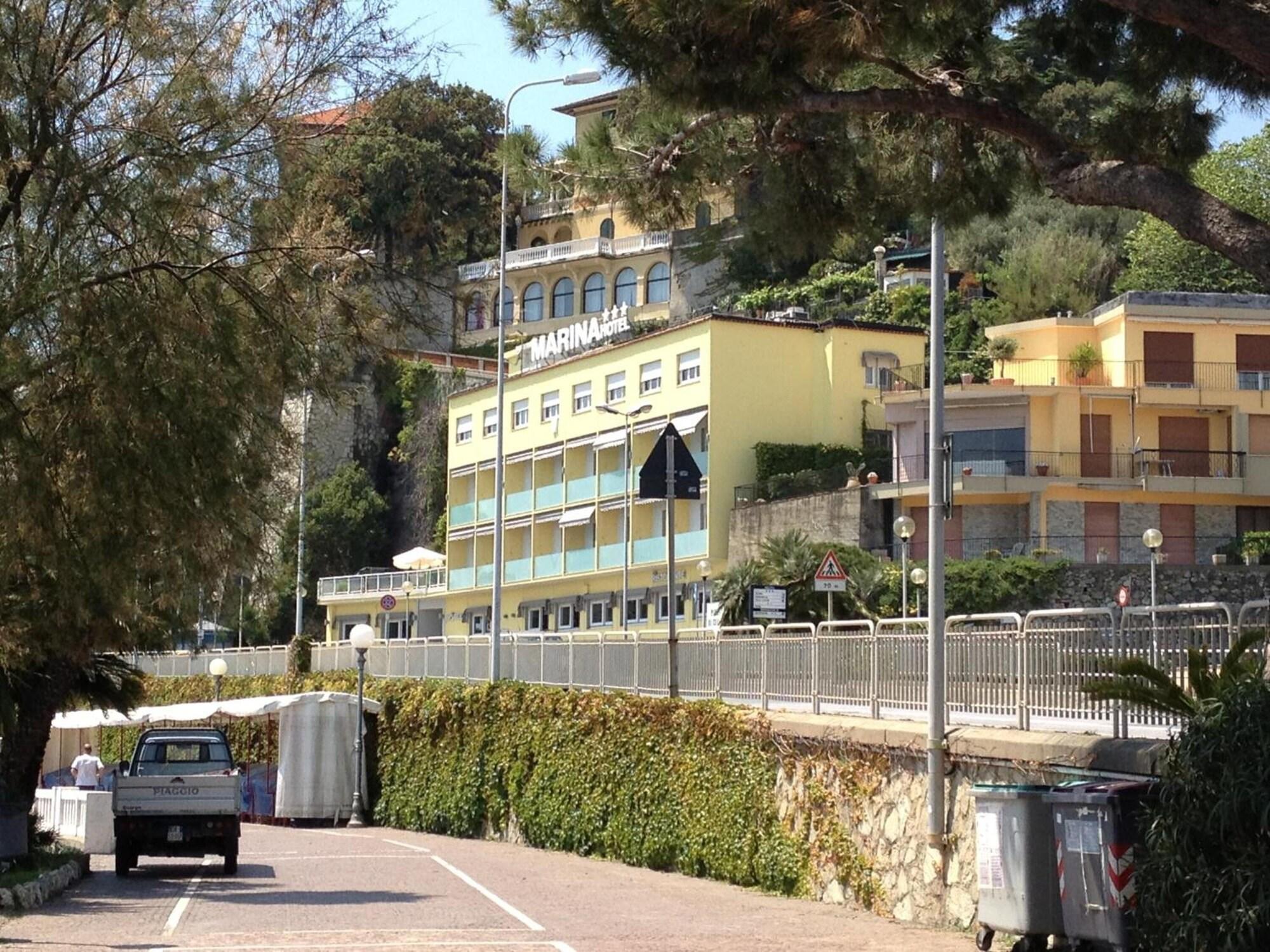 Vista Exterior Hotel Marina