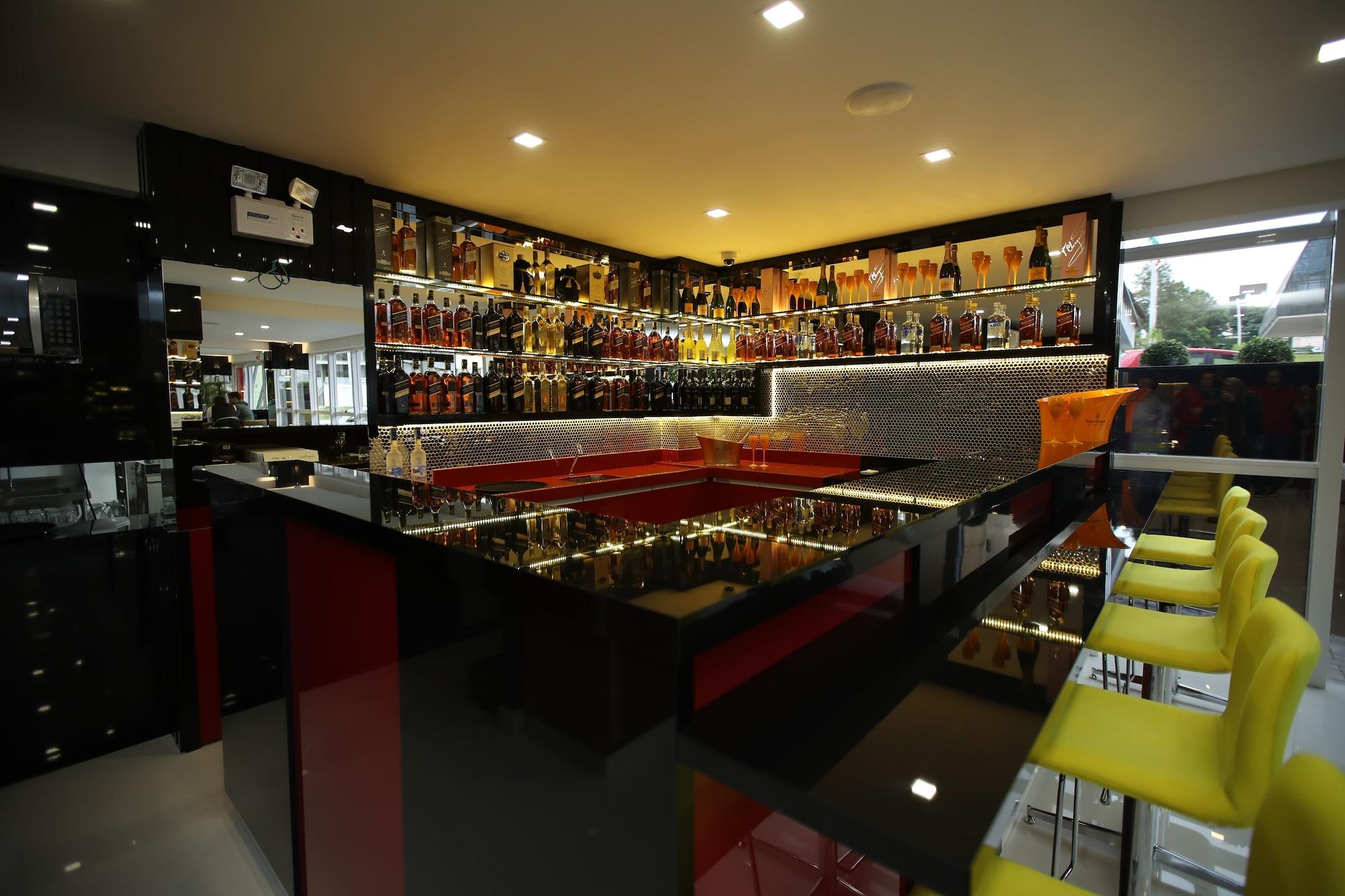 Bar/Salón Holiday & Business Hotel - Ao lado do Centro de Eventos e Arena Conda