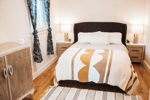 Alquiler Vacacional - Little Yellow House - Downtown Charming 2 BDRM 