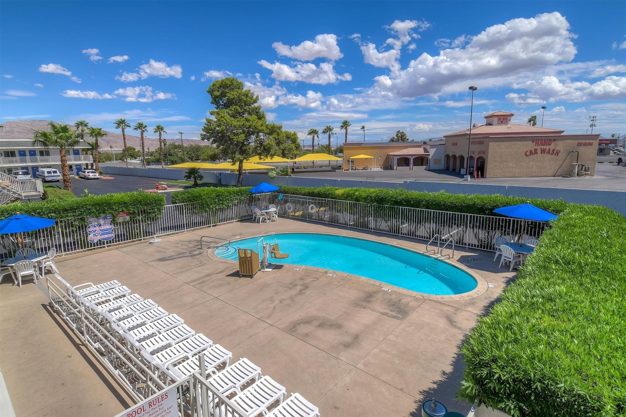 Vista Piscina Motel 6 Las Vegas, NV - Boulder Highway