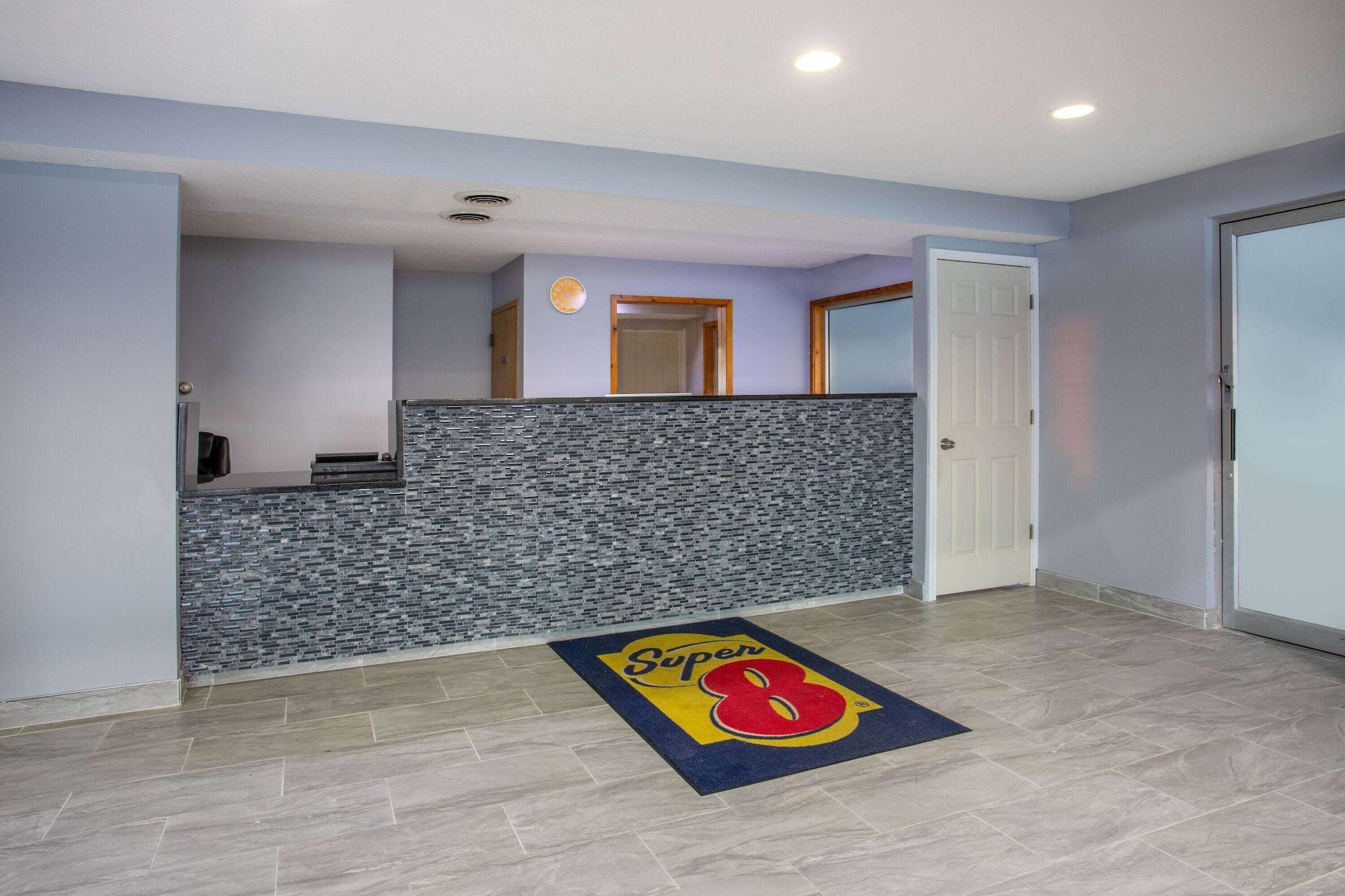 Vista Lobby Super 8 by Wyndham Missouri Valley