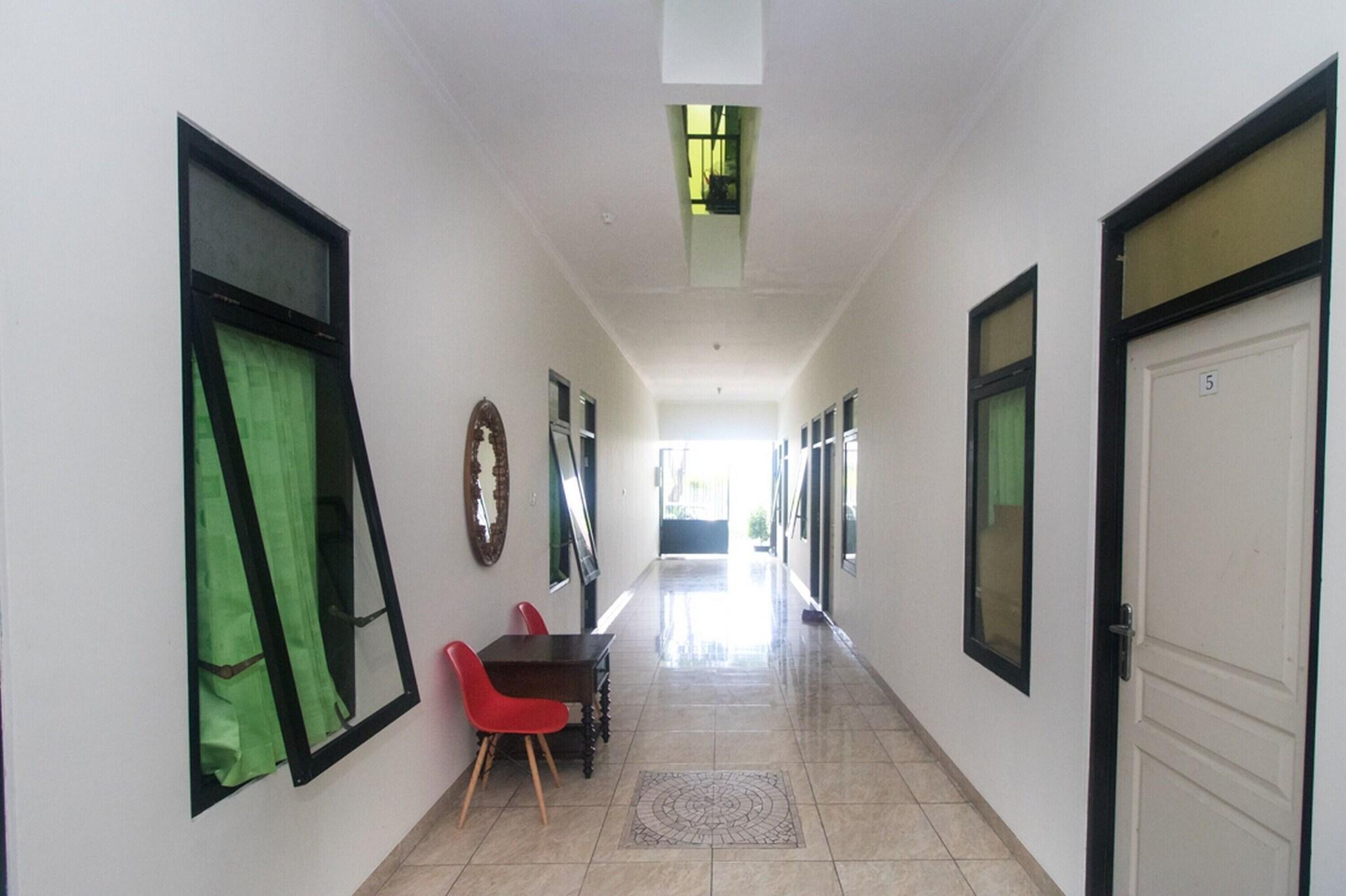 Vista Lobby RedDoorz Syariah near Stasiun Madiun