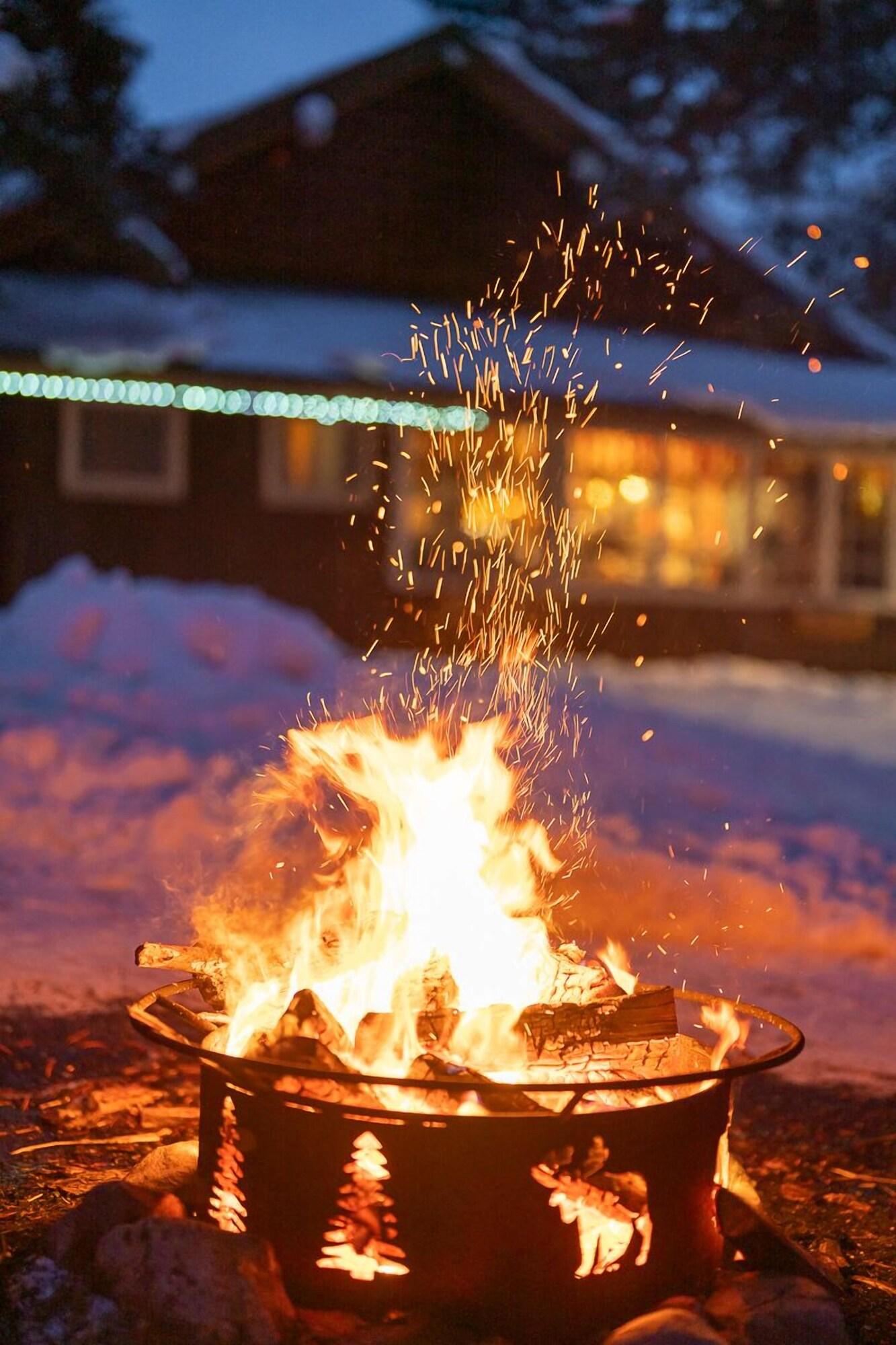 Vista Exterior Storm Mountain Lodge Cabins & Dining