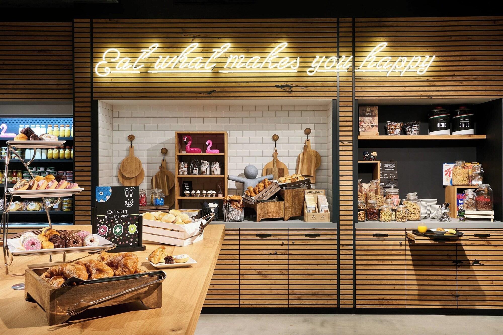 Restaurant Moxy Amsterdam Schiphol Airport
