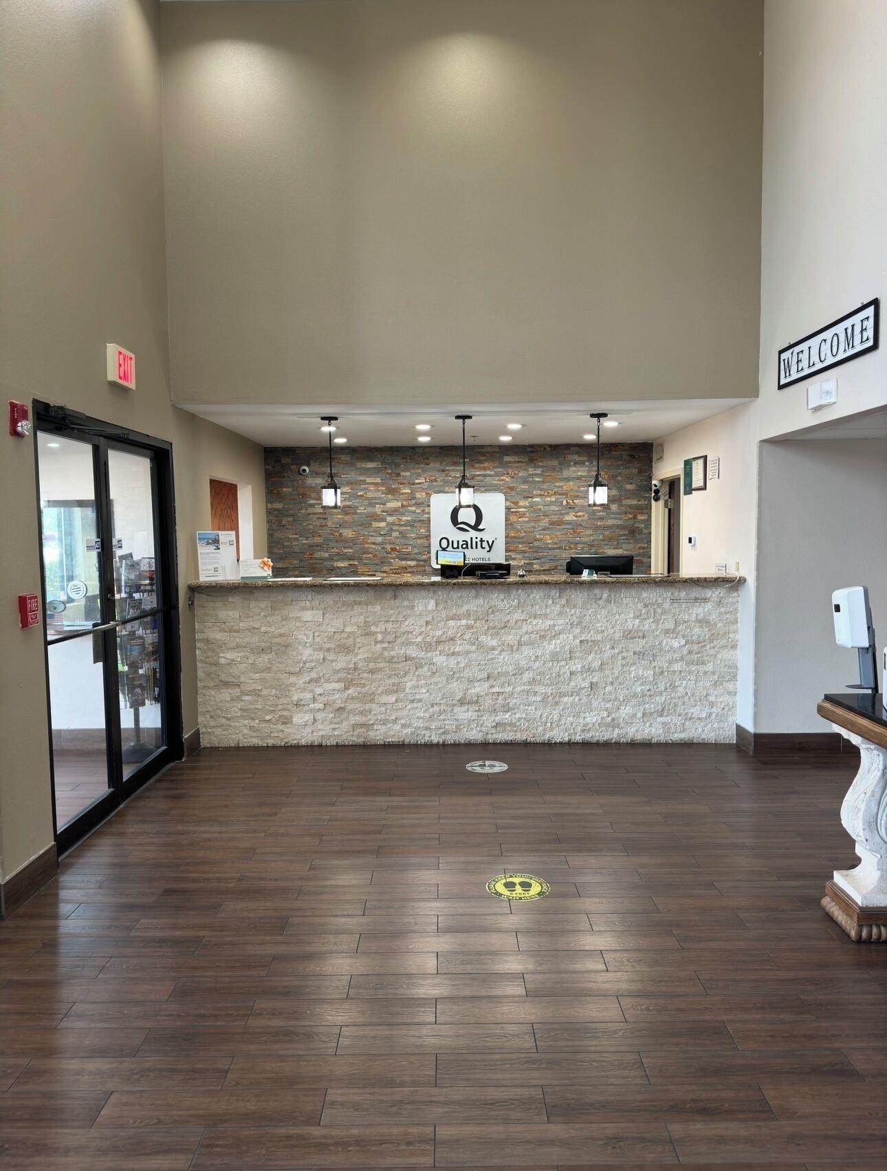 Vista Lobby Quality Inn & Suites Pine Bluff