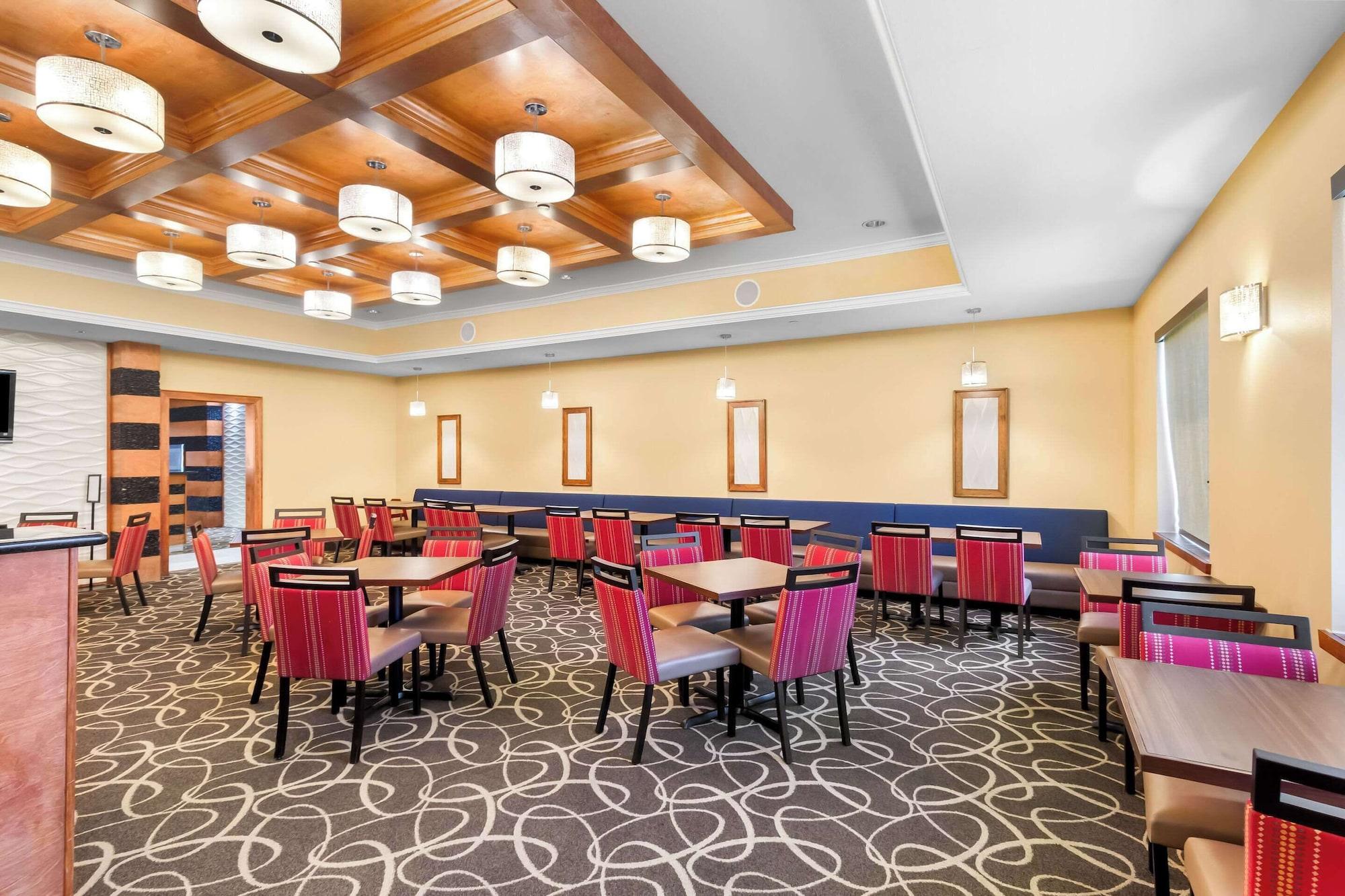 Restaurant Comfort Suites at Katy Mills