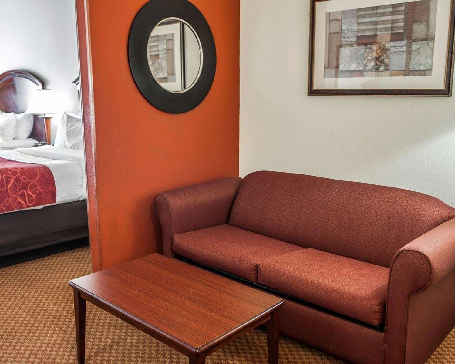 Habitación Comfort Suites near Indianapolis Airport