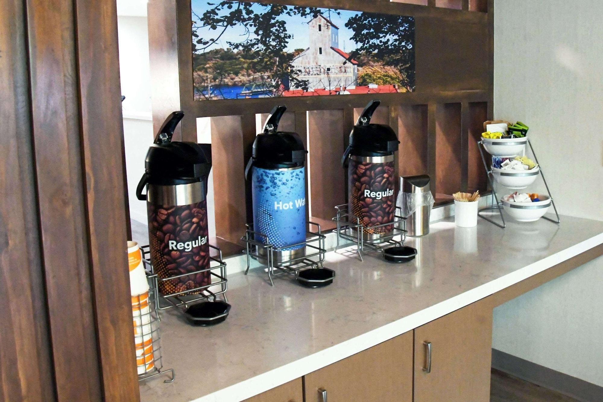 Restaurant Comfort Inn & Suites NW Milwaukee