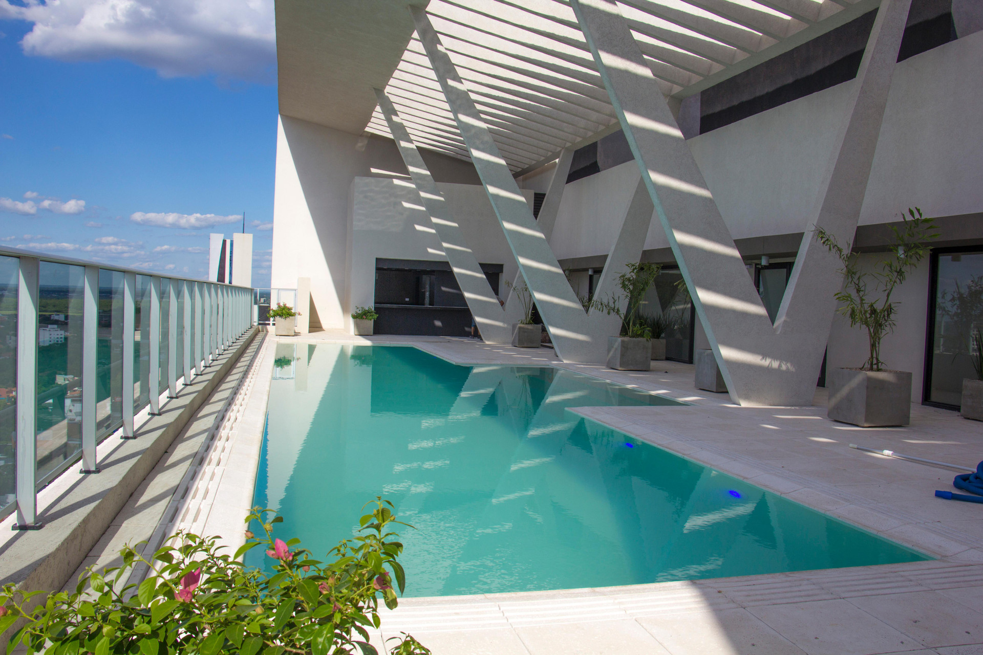 Vista Piscina Esplendor by Wyndham Asunción