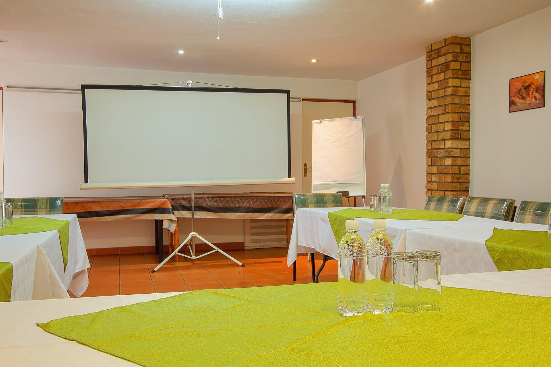 Centro de Negocios Airport & Bird Game Lodge